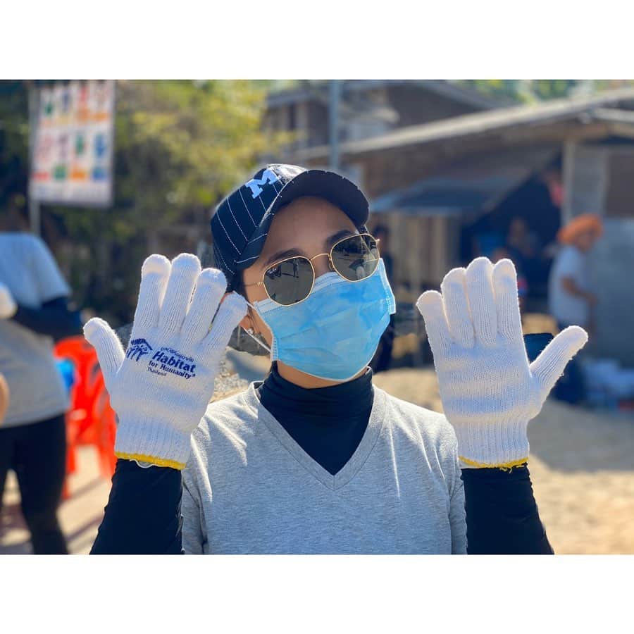 モリヤ・ジュタヌガーンのインスタグラム：「Moriya-Ariya Foundation X Habitat for Humanity Thailand  เมื่อวานนี้โม เม ครอบครัวและทีมIMG ในนามมูลนิธิโมรียา เอรียา ได้ไปร่วมสร้างบ้าน (วันนี้เป็นขั้นตอนทาสี) ให้กับครอบครัวหนึ่งในจังหวัดระยอง ซึ่งทางมูลนิธิที่อยู่อาศัยแนะนำครอบครัวที่ต้องการความช่วยเหลือมาให้ทางมูลนิธิเราคัดเลือกครอบครัวที่เหมาะสมและเข้าไปช่วยเหลือ ซึ่งครั้งนี้เป็นครั้งที่สองแล้วที่พวกเราได้มาร่วมกันทำกิจกรรมนี้ โมกับเมต้องขอขอบคุณทุกท่านที่มีส่วนร่วมและสนับสนุนกิจกรรมของมูลนิธิโมรียาเอรียา ทำให้เราได้เข้าไปช่วยเหลือสังคมได้ตามที่เราตั้งใจไว้ค่ะ  วันนี้เราเลยขอนำภาพวีดีโอบรรยากาศของกิจกรรมวันนี้มาให้ชมกันค่ะ  #MoriyaAriyaFoundation #TeamJutanugarn #HabitatForHumanityThailand #momoriya」