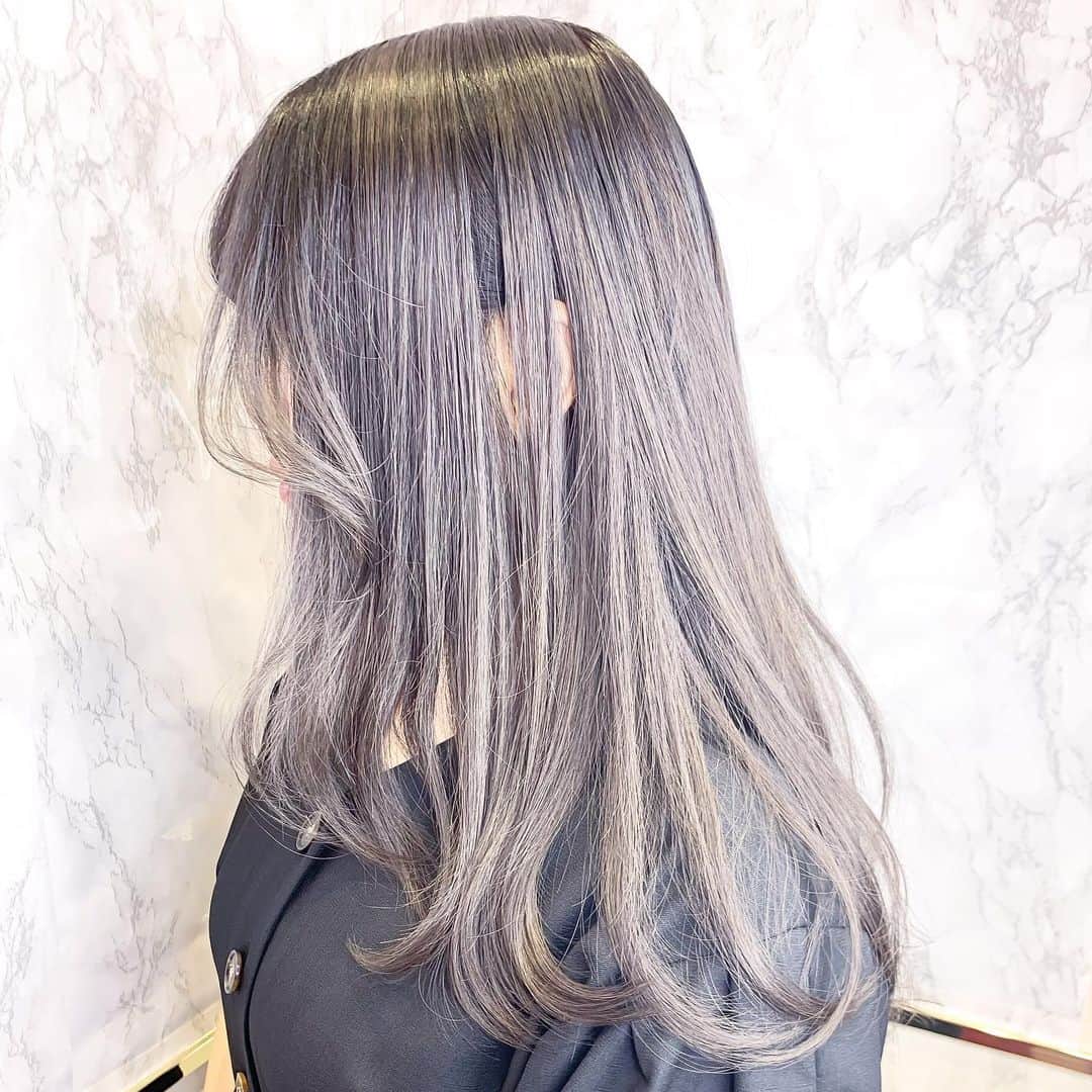原涼香のインスタグラム：「白肌プレミアムオルチャンカラー🇰🇷✨ 『 ICY GLAY 💎💎 』 #ケアブリーチ 3〜4ベース♡ 冬にぴったり( ◠‿◠ ) ㅤㅤㅤㅤㅤㅤㅤㅤㅤㅤㅤㅤㅤ」