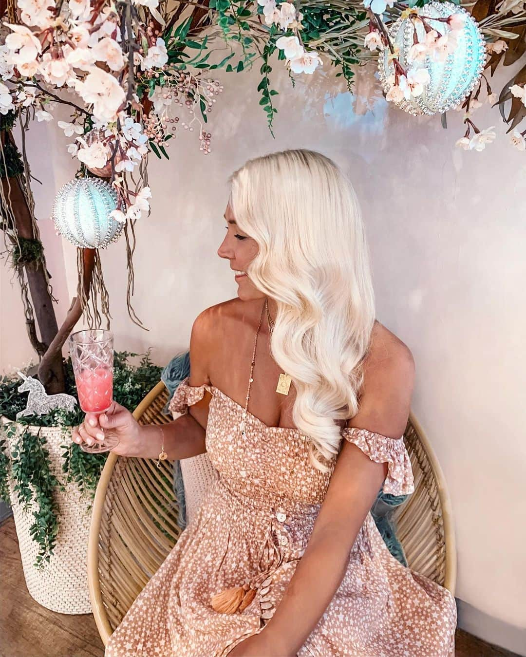 さんのインスタグラム写真 - (Instagram)「Loving the happy Christmas vibes at @thenesthairboutiqueperth and the fact that I can get my hair done and enjoy a mimosa at the same time🎄✨🥂 . Feeling the love, both for my hair and my soul after a wonderful day at the salon 💇🏼 There’s no one I trust more with my hair than these angels. I could not be happier with how fresh my blonde is, how amazing these weft extensions look, and how healthy my hair feels 👏🏼 . Check out my stories to see how the weft extensions are put in! It’s so amazing 🙏🏼 . Wearing @tiare_hawaii top + skirt set 🌟 . #thenesthairboutiqueperth #thenesthairboutique #perthhair #hairgoals #hair #hairstyles #blonde #blondehair #mermaidhair #weftextensions #hairextensions #longhair #olaplex #perthsalon #perthhairdresser #lovemyhair」12月12日 15時15分 - helen_jannesonbense