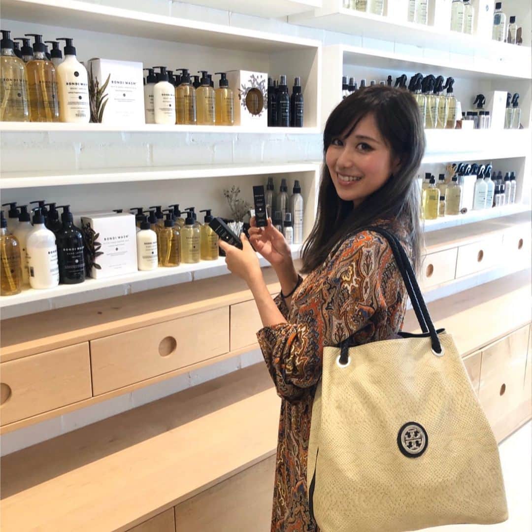 のインスタグラム：「* * シドニー東部、ボンダイビーチのすぐ近くにあるお店ボンダイウォッシュ✨ * 自然植物由来のボタニカル製品を扱ったブランドで * エッセンシャルオイルを中心に、シャンプーやボディーソープなど身体と環境に優しい製品のみ扱っています🌿 * 無添加、無着色、石油系香料不使用に加え、 動物実験も行わないなど、自然や命も大切にした、とても素敵なブランドです。 * CEOは女性で、コンサルタントとして大手企業で活躍後、地元のボンダイビーチでナチュラルな美しさや健康に配慮した商品を目指し創業したそう✨ コンセプトや理念がとても素敵です☺️ * 沢山欲しかったのですが、旅行中なので笑 かさばらないリップクリームや小さなエッセンシャルオイルなどを購入しました☺️✨ * 日本にも取り扱いがあるお店があるようなので、少しずつ集めたいなあ☺️✨ * * #bondibeach #bondiwash #bondi  #sydney #australia #trip #travel #japan #🇦🇺 #🐨 #🍽 #☕️ #natural #organic #cosme #beauty #オーストラリア #シドニー #旅 #旅行 #旅好きな人と繋がりたい」