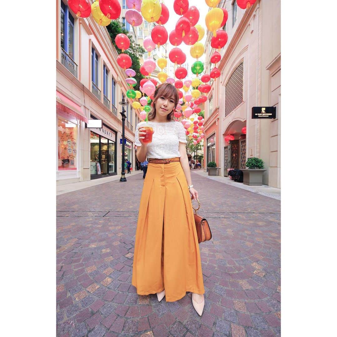 Miss Hunnyのインスタグラム：「參加了短片比賽， 今天開始拍攝， Post 個利東街攞個意頭， 希望評審們會點我燈 ʕ •ᴥ•ʔ  Makeup & hair do | @angelashummakeup  Hair make | Rick (9637 1903) Photo by | @szetosifu」
