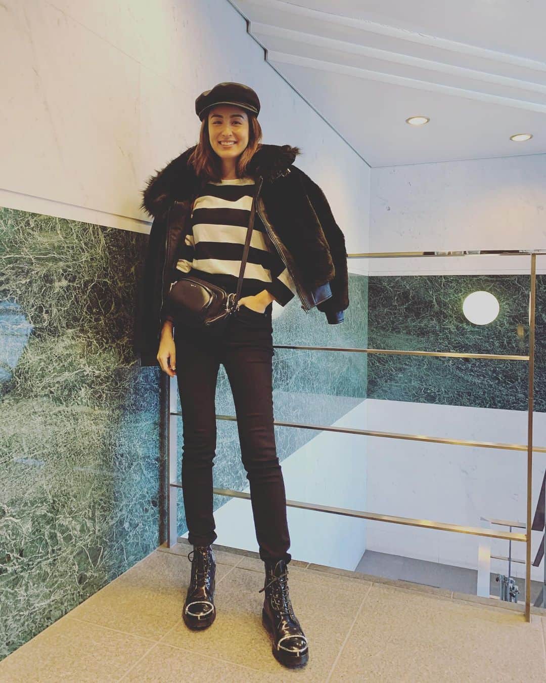 オードリー亜谷香のインスタグラム：「When you find that perfect pair of black skinny jeans, you make them your bestie! Wearing @wakanozawa X @yanuk_official denim! They’re so comfy you can even do yoga in them. If you don’t believe me go look at their page! #yanuk #ヤヌーク　#和香デニム　#yanuksnap」