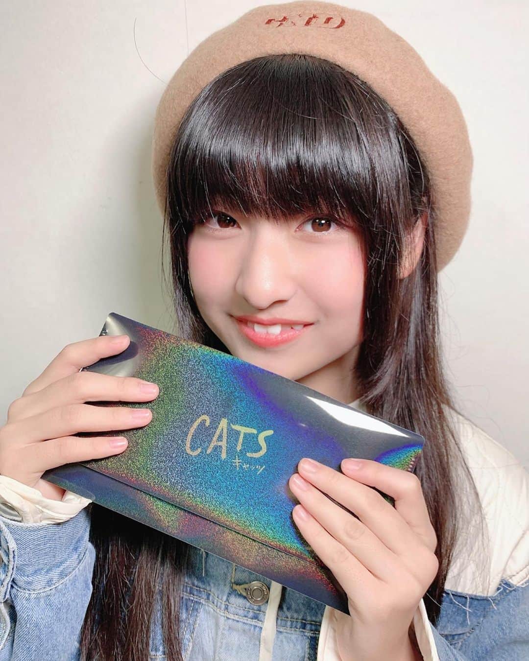 りりりのインスタグラム：「おはよこんにちはこんばんは☺️ 今日はいつもより暖かい気がする🌞 お仕事の人も学校の人も今週は明日で終わりですねーーーーお疲れさまです✌️ 観たい映画の話なんですが！！！💗 2020年1月24日（金）公開の映画 『 #キャッツ 』 楽しみいいい🐈🐈 家族で観に行こうと思ってる〜👀 歌とかダンスがすごそうでとても気になる✨ 今、ムビチケ（前売券）買うとチケットホルダーが付いてくるねんて🥰 じぶんはマスク入れとかにして持ち歩こかな🥺💗 キラキラでラメラメ〜可愛い✨✨ ・ ・ #りりり #CATS　 #映画キャッツ　 #ムビチケ #キャッツ好きと繋がりたい #PR #猫 #大好き #もふもふ」