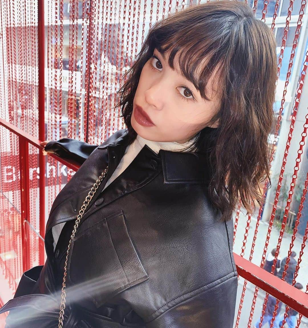 クロエさんのインスタグラム写真 - (クロエInstagram)「ヘアチェンジしました✂︎ ず〜っとワンレンボブだったけど、レイヤー入れてパーマもかけた⚡️ HEAVENSの @heavens_nao さんにやってもらいました！ 初めましてだったけど私の理想のヘアしてくれました〜😍うれしい！ パーマかかってるからまだレイヤー分かりづらいけど、これからもっと伸ばしてセミウルフにするの楽しみ レザーコードは @_veil_official の💋」12月12日 15時48分 - ch__l__oe