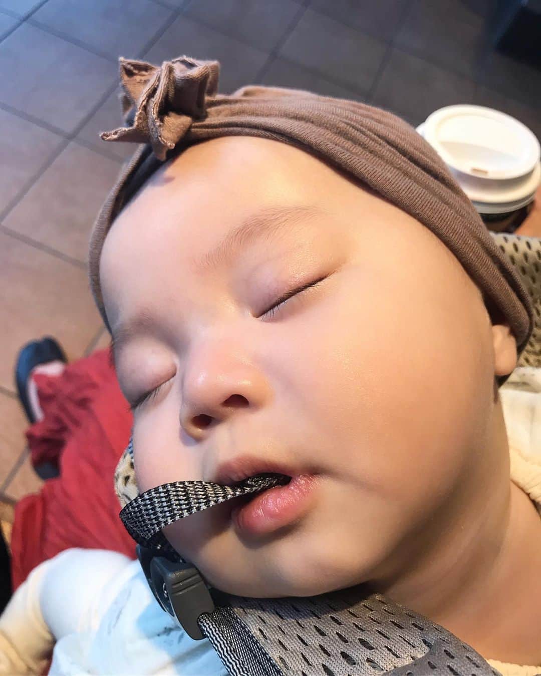 濱中鮎子さんのインスタグラム写真 - (濱中鮎子Instagram)「予防接種、凄まじい泣き声で、肺の強さを猛アピールしたお嬢は、帰り道、抱っこ紐のパーツをチュッチュしながらガン寝したので、母今のうちにひと休み。  赤ちゃんだらけで癒されまくった一日でした。  #成城木下病院  #bcg予防接種」12月12日 15時50分 - ayukohamanaka