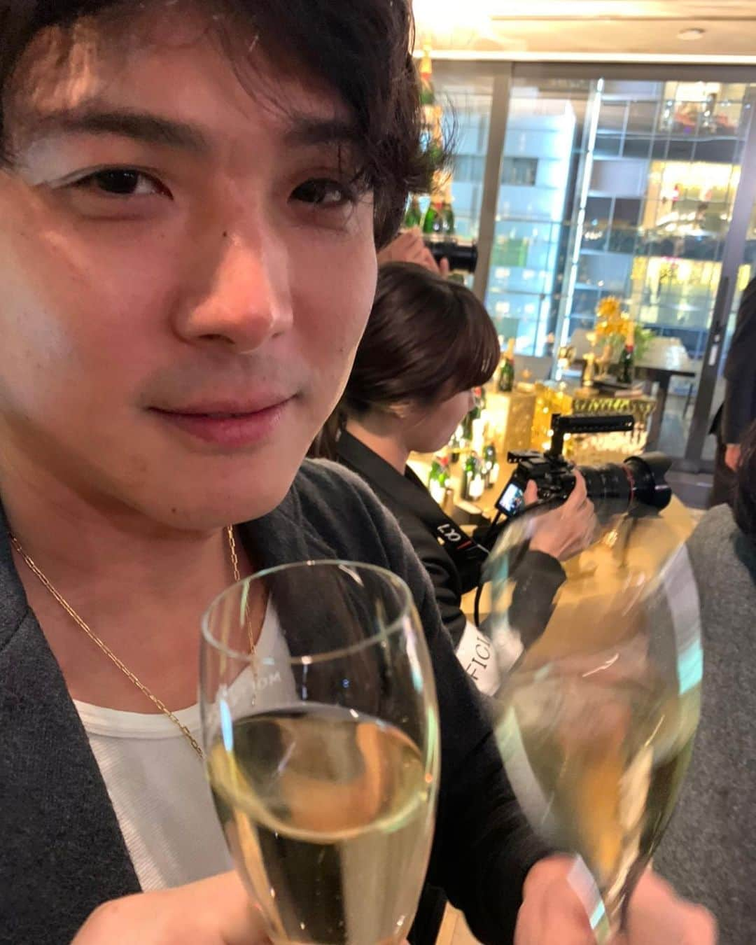 保田賢也さんのインスタグラム写真 - (保田賢也Instagram)「. Congratulation‼︎150th anniversary @moetchandon . . 銀座シックス6Fの蔦谷でポップアップが12月11日〜12月25日〆. . 銀座大食堂でもコラボメニューもあるのでクリスマスプレゼントの買い物帰りにでも是非‼. . #moetmoment #moetxmas2019 . 今日のGoldのアクセサリーは. @unchained.jp . thx . @seina4444 . . #親友 @lianstagram0703  #僕が小さいわけではない #彼が大きいだけだ #モデルには敵わないな  #三枚目は近すぎるよ？ #初 #ginzasix thx.」12月12日 15時53分 - kenya_yasuda_