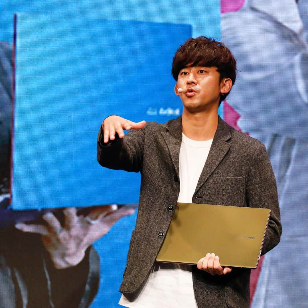 上村翔平さんのインスタグラム写真 - (上村翔平Instagram)「ASUS VivoBookS15のアンバサダーにミュージシャンとして起用されました。﻿ ﻿ 本日、製品発表会にもゲスト出演させて頂きました。﻿ ﻿ 30代に突入し、新たなジブン色を開拓出来て嬉しいです。﻿ ﻿ 来年も色んな事に挑戦して自分のオリジナリティに磨きをかけていきたいです。﻿ ﻿ #ジブン色で進め が2020年のテーマになりそうです。﻿ ﻿ ASUS VivoBookS15 ﻿ プレゼントキャンペーン🎁﻿ ﻿ ＊期間は‪今日から12/19(木曜日)まで‬﻿ ﻿ 応募方法は﻿ @asusjapan の投稿から応募可能！﻿ ASUS VivoBook S15が貰えます！﻿ 5色のカラーバリエーションがあります。﻿ ﻿ #VivoBook﻿ #ジブン色で進め」12月12日 16時04分 - shoheyuemura