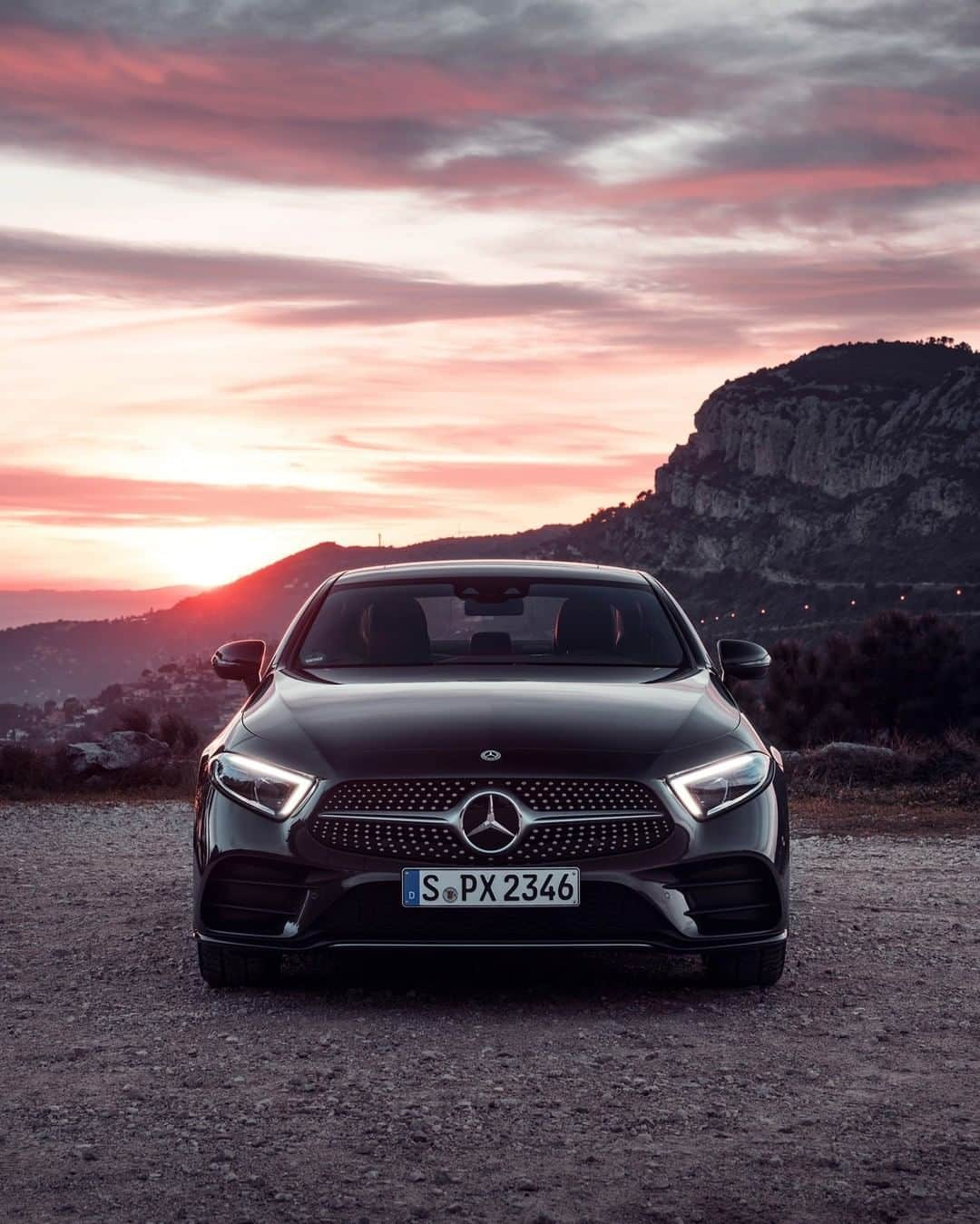 メルセデス・ベンツさんのインスタグラム写真 - (メルセデス・ベンツInstagram)「With numerous design details, the Mercedes-Benz CLS joins our current coupé family. What detail do you like most? #MercedesBenz #CLS #InstaCar #MBCar #Coupé 📸 @svenklittich for #MBsocialcar」12月12日 16時00分 - mercedesbenz