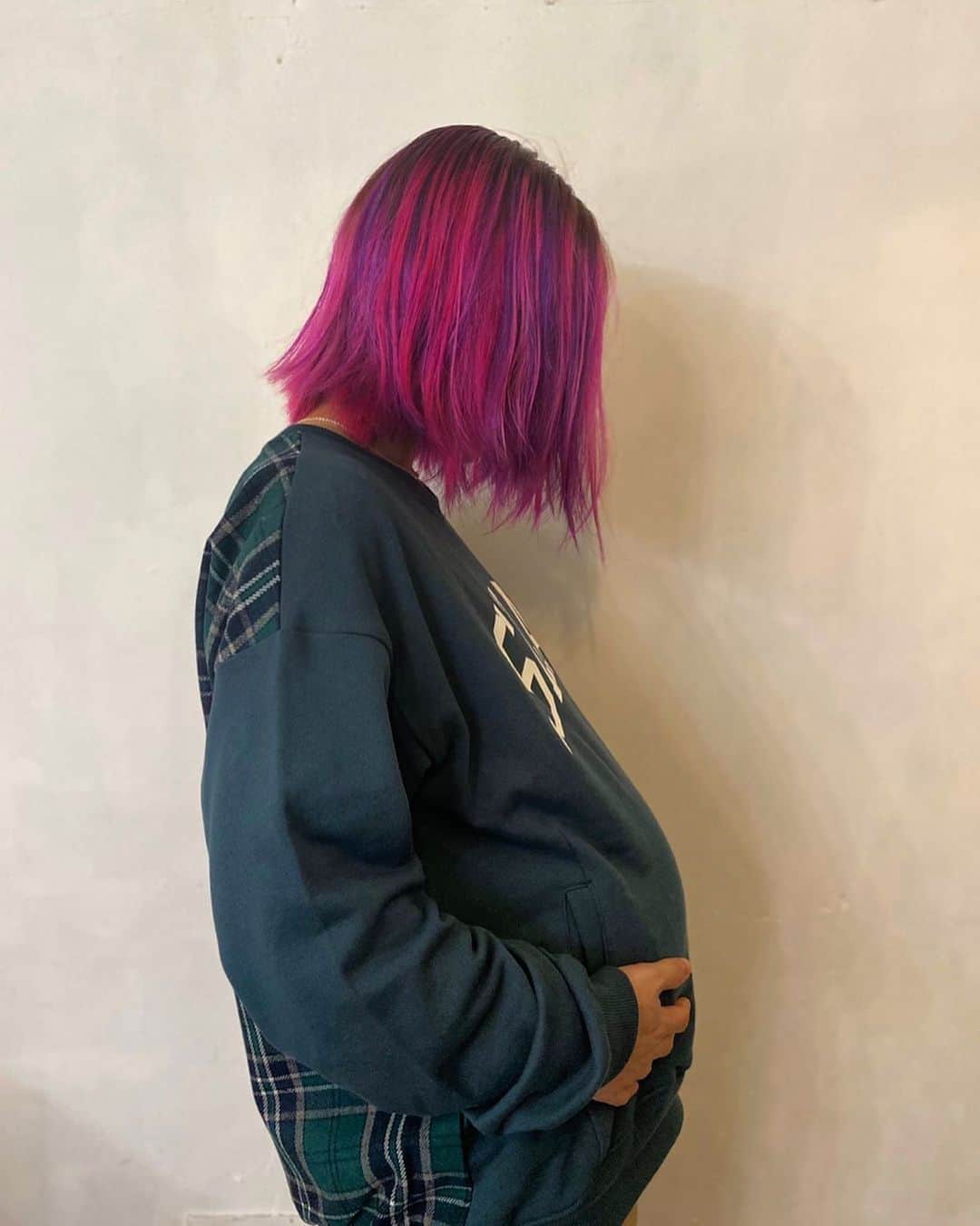 あやぺたのインスタグラム：「出産前ラストのアンソロジー(@anthologyhair)へ！ ピンクxパープル🌝💜💗 #マタニティフォト #マタニティヘア」