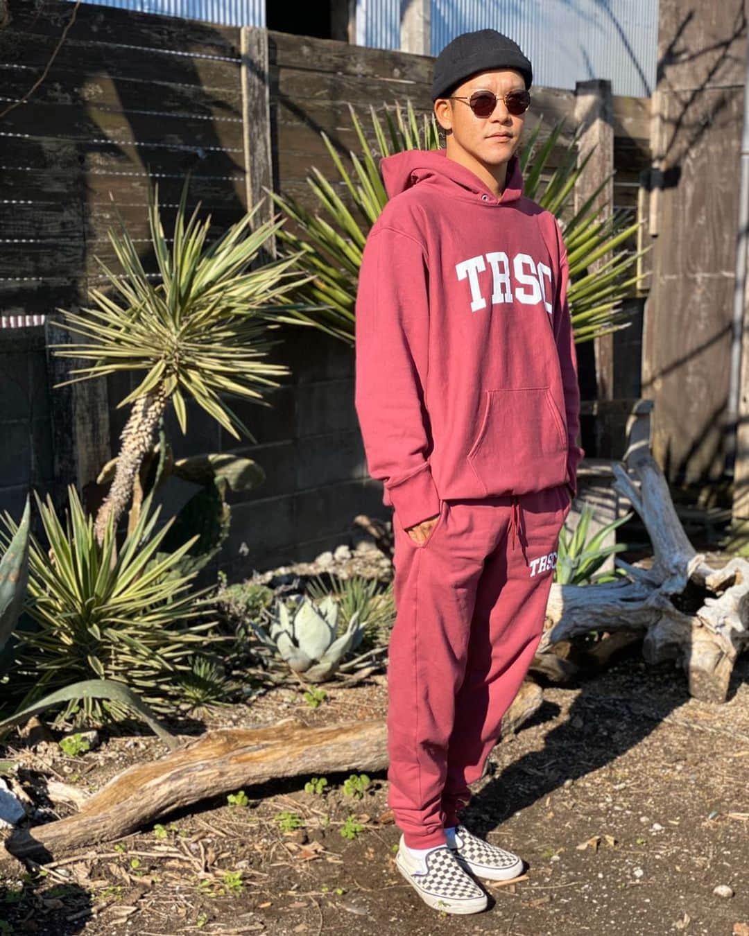 駿河太郎さんのインスタグラム写真 - (駿河太郎Instagram)「#therisingsuncoffee オリジナル college sweat setup  僕は大きめチョイスしてXLを購入😚  坂口憲二くんのセンス爆発で サイズ感もプリントも素材の質も 最高にカッコいいす😳  #therisingsuncoffee  #オリジナル  #setup  ウェブサイトで販売中 ピンク、グレー、ワインレッド の3色展開  皆様も是非‼️」12月12日 16時03分 - tarosleepydog