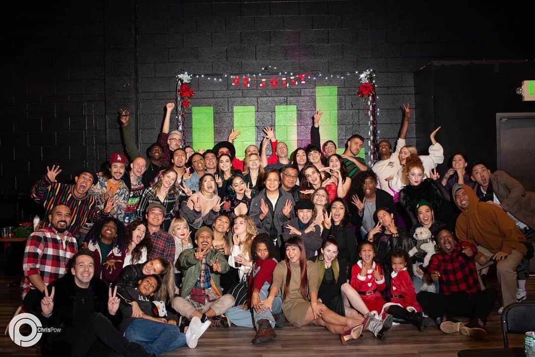 ショーン・エバリストのインスタグラム：「@movement.lifestyle #famLy Holiday Party💚🌟 . . . Big love to all of our Staff, Work-studies, Faculty & Subs for all your hard work and contribution this year. Big thank you to our friends, family and YOU for supporting us at mL. 🙏🏽🙇🏻‍♂️✨ 2019 was a solid year for us, proud to have made it to our 10 year mark. 🙌🏽 Thankful for each day we get to serve our community, this group of humans and then some, give/have given love, time and energy for this thing to exist and be what it is today. Cheers to #famLy. . s/o to Mom & Dad for bringing their love into our home this year for the Holidays💚 . s/o @chrispow for making this photo situation a possibility 😍」