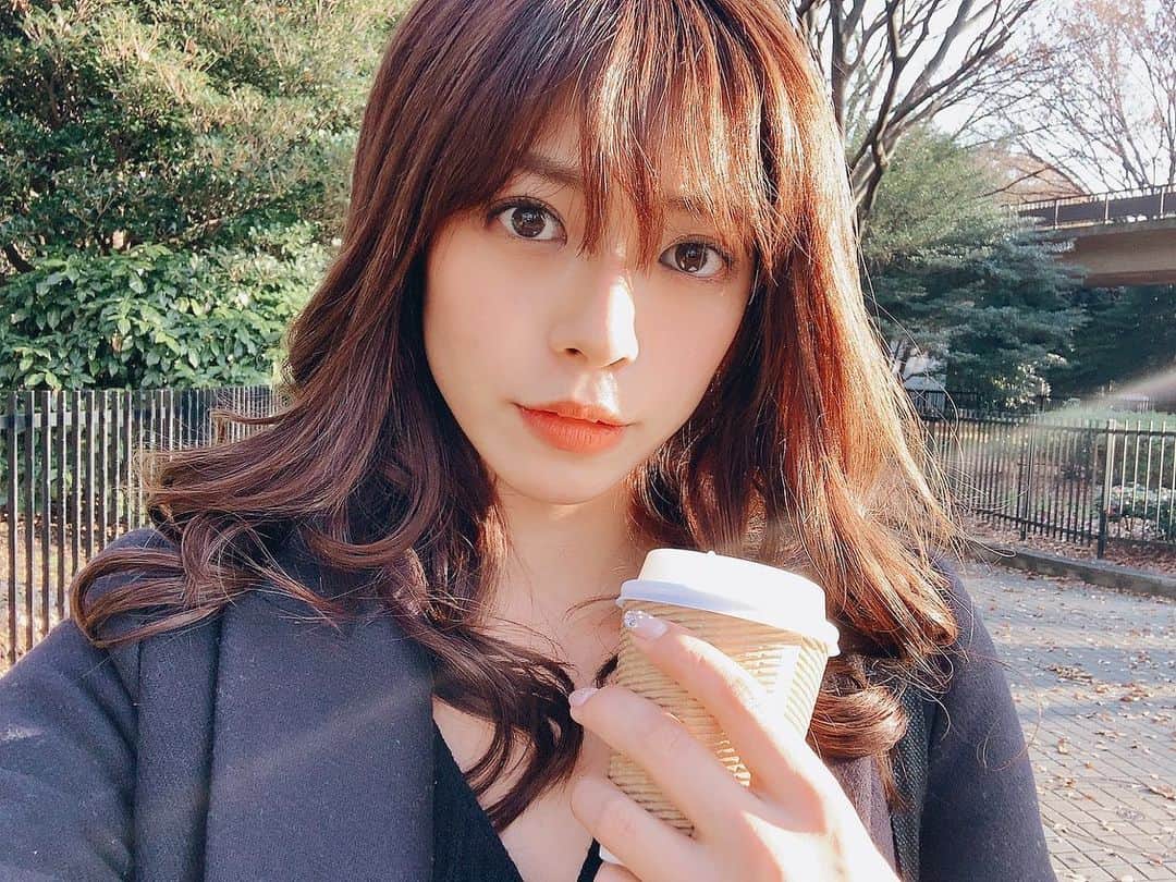 わちみなみのインスタグラム：「@gen.0212  エクステつけていただきました☺️✨✨ロングになった〜😂自然な感じ✨✨ 前髪も伸ばし中！！ うれし☺️☺️☺️ ケラスターゼのトリートメントもしていただきました🙂2種類混ぜて使うんですと🌹さらさら🐷ありがとうございます！  @misakiayame  #ロング #慣れない  #エクステ #ラピス」