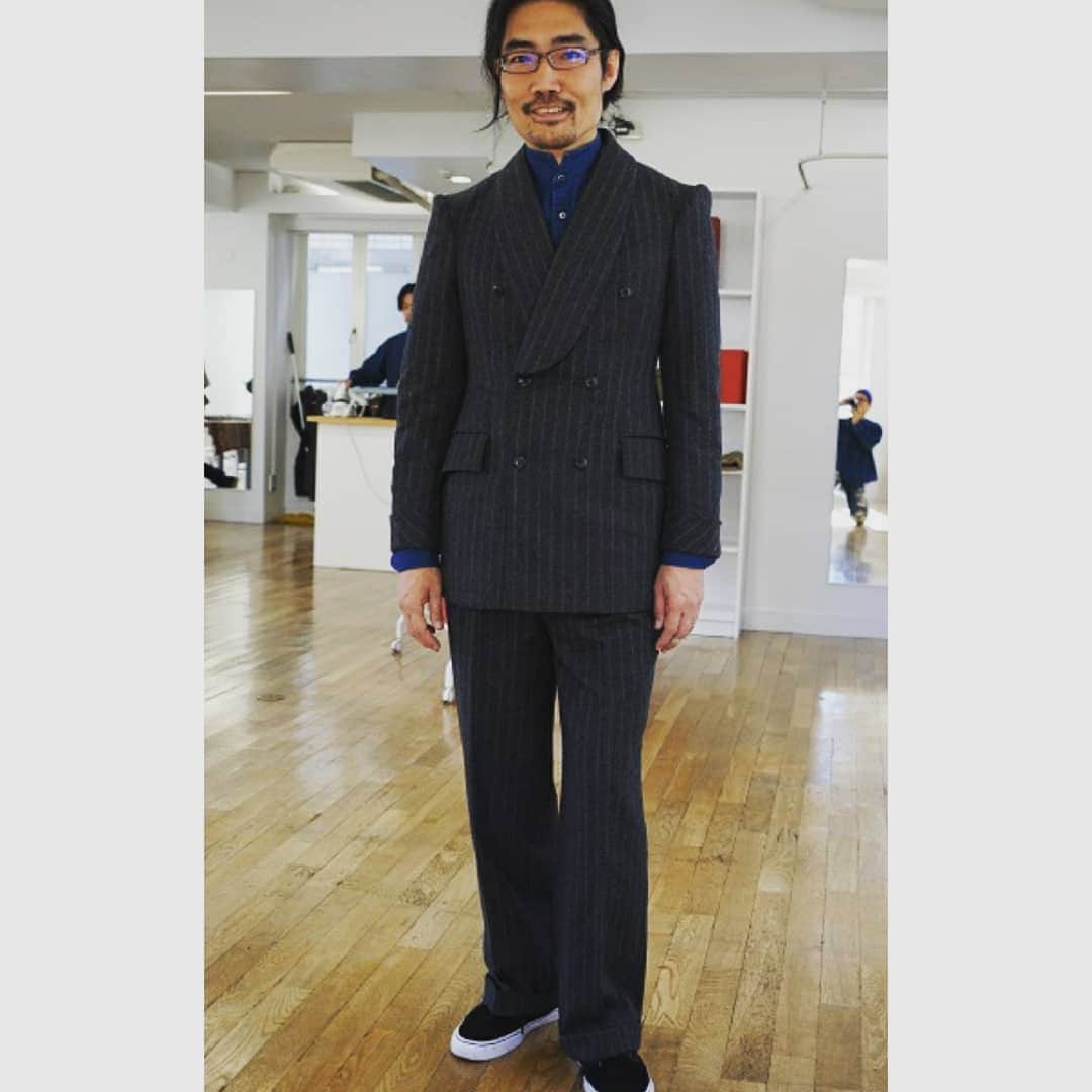 信國太志のインスタグラム：「#foxflannel のスーツできめるMr. Matsuyama.」