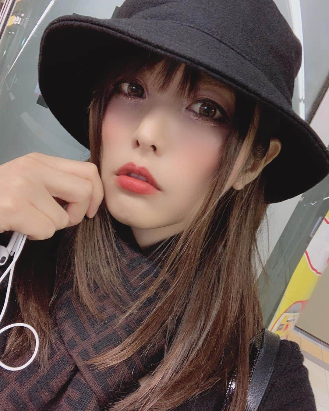 新村あかりのインスタグラム：「中学生のときから使ってるマフラー好きすぎるけど、そろそろ新しいの欲しいな…VUITTONのやつでお願いします！」