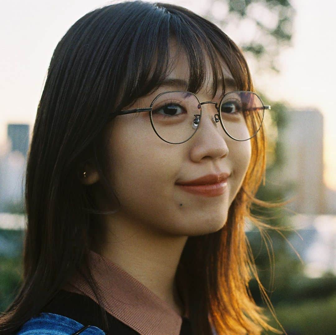 Zoff Officialのインスタグラム：「Zoff CLASSIC / ZY192024_57F1 Model @reina_usui デニムをメインにした定番のカジュアルスタイルには、ヴィンテージライクなメガネをプラス。 小ぶりなメタルフレームが、クラシカルでおしゃれな目元を作り上げます。 #Zoff #FASHION #eyewearstyle #メガネ #ゾフ女子 #Zoffコーデ #ゾフクリスマスプレゼント #🤶 #🎁 **************************** Zoff公式Instagramアカウントフォロー＆「いいね！」でメガネが当たる #ゾフクリスマスプレゼント キャンペーン実施中。さらに年末年始を盛り上げるストーリーズ用フィルターを全員にプレゼント中 。 . ■企画概要 Zoff公式Instagramアカウント「@zoff_eyewear」をフォローし、Zoff公式Instagramアカウントによる12月投稿分のハッシュタグ #ゾフクリスマスプレゼント がついている全８投稿いずれかに「いいね！」をしてくれた方の中から、それぞれ1投稿につき1名合計8名様に投稿で使用した同型のフレームに「Zoff UVクリアレンズ」(※度無し)をセットしたメガネをプレゼント。 . ■参加資格  下記2条件を満たすことで参加可能 ①Zoff公式Instagramアカウント「@zoff_eyewear」をフォロー ②Zoff公式Instagramアカウントによる12月投稿分の「#ゾフクリスマスプレゼント」 ハッシュタグがついている全8投稿の中から、ご希望のメガネが着用されている投稿に「いいね！」をする ※すでにZoff公式Instagramアカウントをフォローいただいている方もご参加いただけます ※公開アカウントのみ抽選対象とさせていただきます ※キャンペーン期間中にフォロー、「いいね！」を外されている方は対象外とさせていただきます . ■賞品  投稿で使用した同型のフレームに「Zoff UVクリアレンズ」(※度無し)をセットしたメガネ 各1本合計8名様分 . ■キャンペーン期間 2019年12月2日（月）以降投稿分〜2019年12月20日（金）23：59まで . ■当選発表  当選結果はDMにて当選者様のみにお送りいたします . ■プレゼント発送予定 2019年12月24日（火）発送予定 . ■応募規約  当社が実施する「#ゾフクリスマスプレゼント」キャンペーンに応募の方は、以下をよくお読みいただき、ご同意いただける場合のみご応募ください。 https://www.zoff.co.jp/shop/t/t1642/」