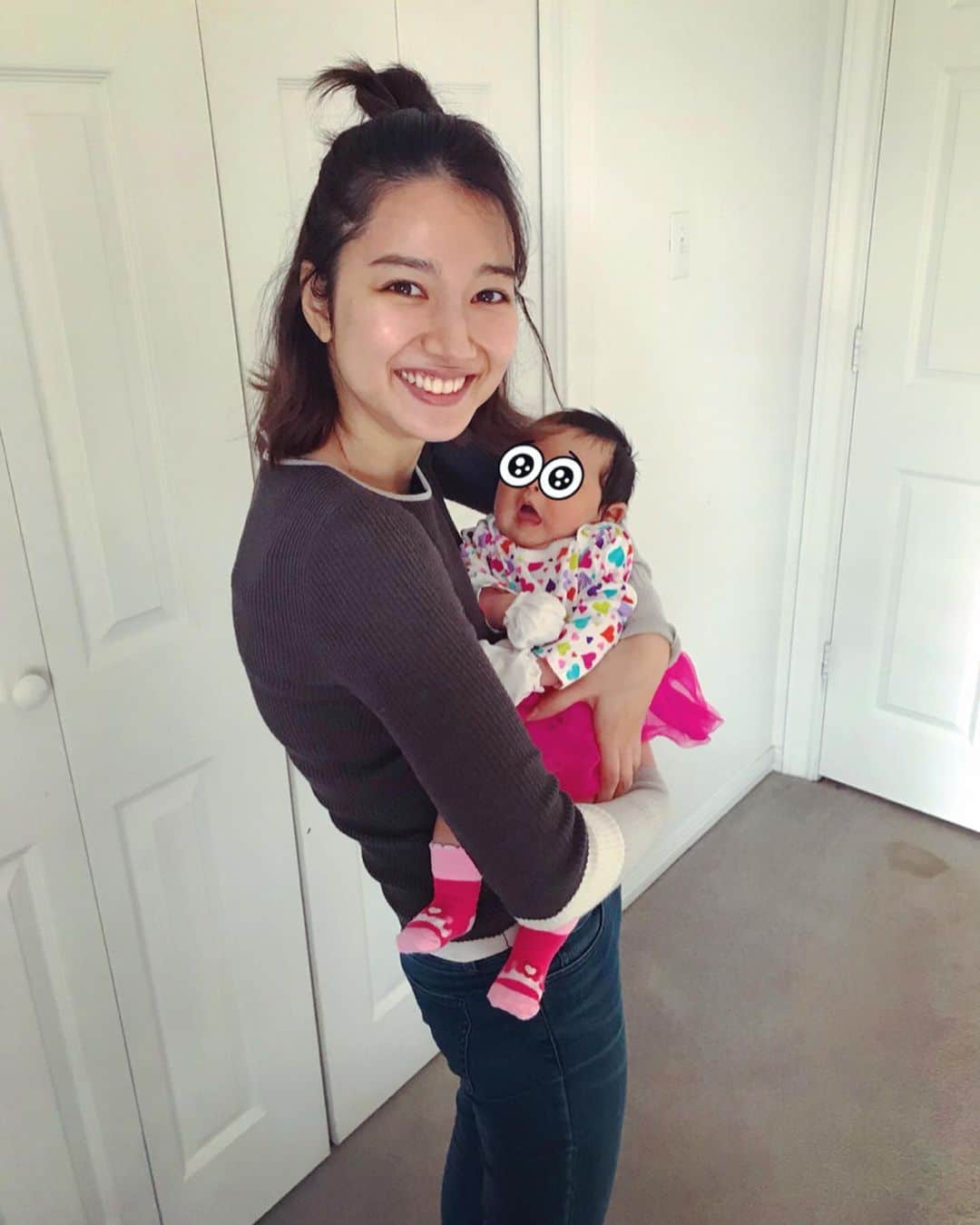 黒澤はるかさんのインスタグラム写真 - (黒澤はるかInstagram)「産まれたての姪に会いに 海を渡ってきました✈︎ “可愛すぎて悶えて死にそう”という感情の最上級を味わい、毎日が一瞬で過ぎて、こんなに世界ががらっと変わって見えるようになるなんて自分でも驚き!  そして、子育ての過酷さを目の当たりにし、全世界の子供を育てる”母”の皆さんに、今まで以上に心から絶大なる尊敬をした。百聞は一見にしかず、いや、一見は経験にしかずって感じ？笑  恐らく自分が産んだらさらなる境地を知るのでしょう。  とにかく可愛くて可愛くて愛おしくて離れたくない… 姉に変な歌と言われた自作の歌も沢山歌ってあげたけどきっと全く覚えていないんだろうなぁ笑  これから街で聞く赤ちゃんの泣き声も今まで以上にもっともっと愛おしく感じるんんだと思う♪  命って本当に素敵ね♡ ただ今絶賛育児奮闘中のママさんファイトです！少しでも寝れますようにzz.. #姪 #iwanteverything #元気な赤ちゃん #まだ1ヶ月 #モデル顔負けのポージング #愛おしすぎる #もうすぐxmasだね #xmas #赤 #red #多分この帽子が嫌い #世の中のお母さん頑張れ #母は強し #泣き止むトントンの歌」12月12日 16時25分 - haruka_offi