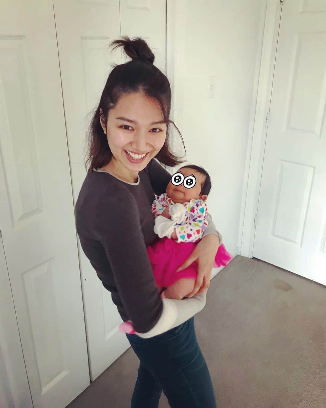 黒澤はるかさんのインスタグラム写真 - (黒澤はるかInstagram)「産まれたての姪に会いに 海を渡ってきました✈︎ “可愛すぎて悶えて死にそう”という感情の最上級を味わい、毎日が一瞬で過ぎて、こんなに世界ががらっと変わって見えるようになるなんて自分でも驚き!  そして、子育ての過酷さを目の当たりにし、全世界の子供を育てる”母”の皆さんに、今まで以上に心から絶大なる尊敬をした。百聞は一見にしかず、いや、一見は経験にしかずって感じ？笑  恐らく自分が産んだらさらなる境地を知るのでしょう。  とにかく可愛くて可愛くて愛おしくて離れたくない… 姉に変な歌と言われた自作の歌も沢山歌ってあげたけどきっと全く覚えていないんだろうなぁ笑  これから街で聞く赤ちゃんの泣き声も今まで以上にもっともっと愛おしく感じるんんだと思う♪  命って本当に素敵ね♡ ただ今絶賛育児奮闘中のママさんファイトです！少しでも寝れますようにzz.. #姪 #iwanteverything #元気な赤ちゃん #まだ1ヶ月 #モデル顔負けのポージング #愛おしすぎる #もうすぐxmasだね #xmas #赤 #red #多分この帽子が嫌い #世の中のお母さん頑張れ #母は強し #泣き止むトントンの歌」12月12日 16時25分 - haruka_offi