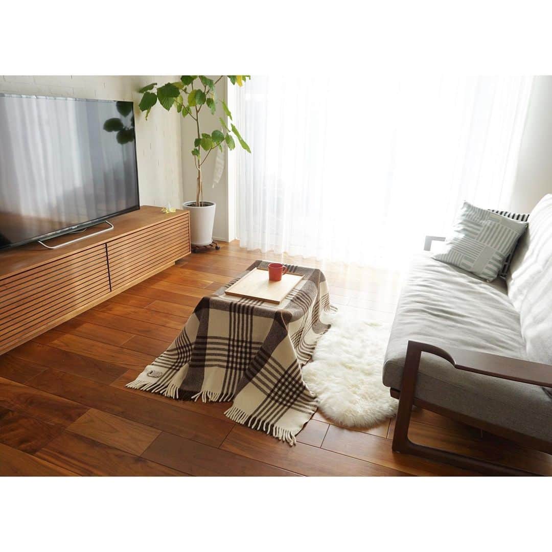 kao. さんのインスタグラム写真 - (kao. Instagram)「12/12  なんちゃってコタツ  #床暖  １人用です。笑  ソファーのオットマンと エコラのスローと シープスキン の組み合わせ。  手持ちのトレーをのせて。 ・ ・ ・ 最近は大きなラグを敷かない生活が定着。  掃除がとても楽で気に入っています。 ・ ・ ・ 石田ゆり子さんのお部屋を見ていて マネしたい！と思ったもの。  シープスキン （かな？）の敷物。  この冬 洗えるタイプの フェイクファーのものを最初にお迎えして  次に 本物のシープスキン （こちらも洗えるタイプ） をお迎え。  ２つ試してみたのです。  断然  本物がいいです〜🐑 ・ ・ フェイクファーは床に敷くと遊び毛が気になりました。 底つき感もあり。  シープスキン は遊び毛、底つき感共に気になりません。 ムクムクのフワフワフワ。 ・ ・ ・ フェイクファーの方は 普段はＹチェアに。  椅子にかける分には快適✨ ・ ・ トリップトラップにも 波形が意外とフィットして ズレにくいので、 うちの子達にはよさそうでした♩ ・ （小さい子には向かないかもです。色々こぼれるしね^^;）」12月12日 16時26分 - kao_kurashi