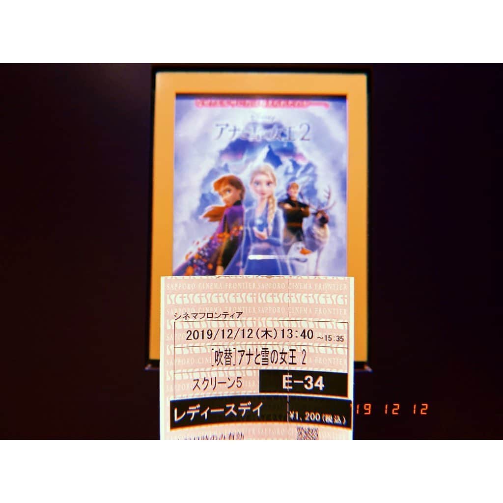 林唯衣さんのインスタグラム写真 - (林唯衣Instagram)「いやー！オラフ絶好調でしたな、本当に声変わったのだろうか！！！スワロフスキーを散りばめたみたいにキラキラした瞬間多くてきれいだった〜❄️ #アナと雪の女王2 #ハヤシの鑑賞」12月12日 16時29分 - yui__hayashi