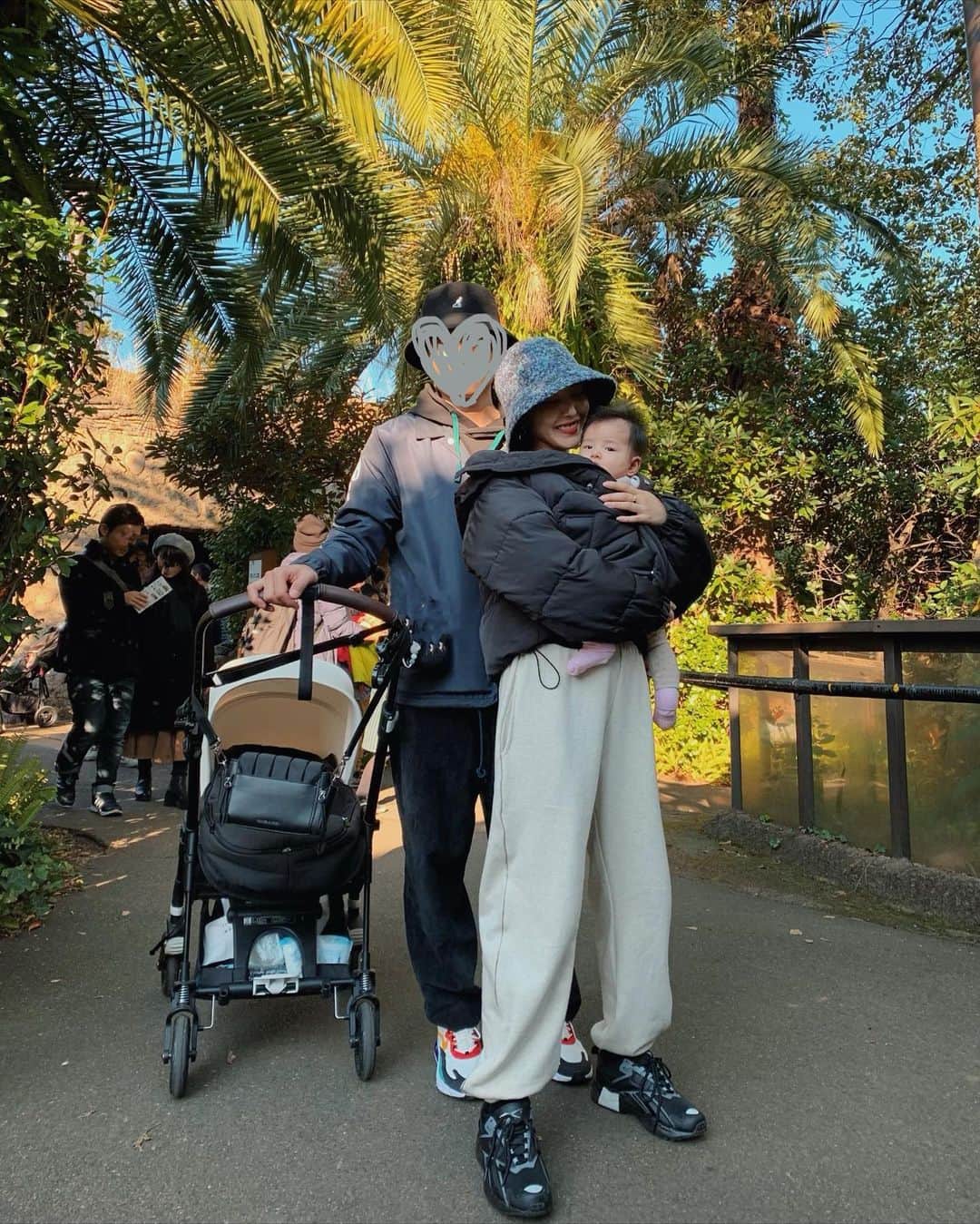 のインスタグラム：「この間動物園行ったときの🦁🌴 ． outer @murua_official  bottom @_veil_official  shoes @reebokclassicjp  hat ?  #interval#reebok#giftbyreebok#murua#veil#sneakers#ママコーデ#ママファッション#スニーカー#ダウンジャケット  生後半年までに動物園に行くと動物の菌が赤ちゃんの免疫力を上げてくれる(だっけな？)と聞いて行ってみたけど、そんなことより人間が多過ぎて風邪菌拾った模様… 週末の動物園なめてた… 本人いたって機嫌よく寝返りしまくってるけど咳と鼻水可哀想だ、、、、ごめんね娘よ、、、😢😢😢😢早く治りますように」