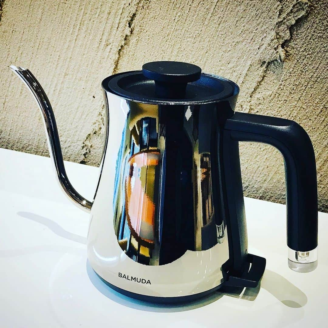 Omotecho Style Storeさんのインスタグラム写真 - (Omotecho Style StoreInstagram)「寒い日は、温かいドリップコーヒーでホッと一息☕  大人気のBALMUDA The Potの新色。 高級感漂う「Chrome(クローム)」を、ご自宅に……オフィスに……✨ 【BALMUDA】 <BALMUDA The Pot/Chrome> ￥15,900(税込)  #balmuda #バルミューダ #balmudathepot #バルミューダザポット #電気ケトル #新色 #chrome #クローム #高級感 #ドリップコーヒー #ゆったり #くつろぎ #okayama  #セレクトショップ #shopping  #omotechostylestore」12月12日 16時34分 - omotechostylestore