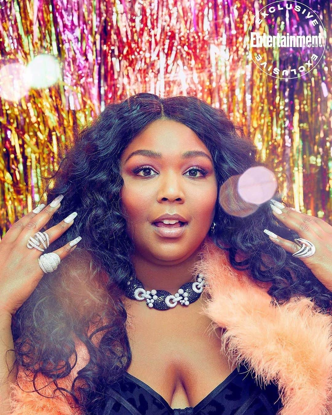 ワーナーミュージック・ジャパン洋楽さんのインスタグラム写真 - (ワーナーミュージック・ジャパン洋楽Instagram)「【Lizzo】 今大注目のリゾが「Entertainment Weekly」雑誌の表紙も飾り、TIME誌に続いて再び「Entertainer of the Year」に輝きました‼️⭐️ ✨ 彼女はこのようなメッセージを送りました： ✨ 「自分を愛することって決して自惚れてるわけじゃないわ。私は毎日自分に言い聞かせてるの、エモーショナルな鏡、スピリチュアルな鏡、そして現実を鏡を見つめる事をね。でも決して「私ってこのモデルや女優に似てるかしら？」なんて考えないわ。だって自分は自分だし、自分の基準に合わせて見つめないとダメだから。じゃあ去年みたいに、ジュースクレンズをして週に6回トレーナーとワークアウトしてたリゾと同じ？いいえ、それもノー。でも私は最高のバッドビッチ？イェス！」❤️ #lizzo #entertainmentweekly #cover #entertaineroftheyear #リゾ #表紙 #洋楽」12月12日 16時38分 - warnermusicjp_intl