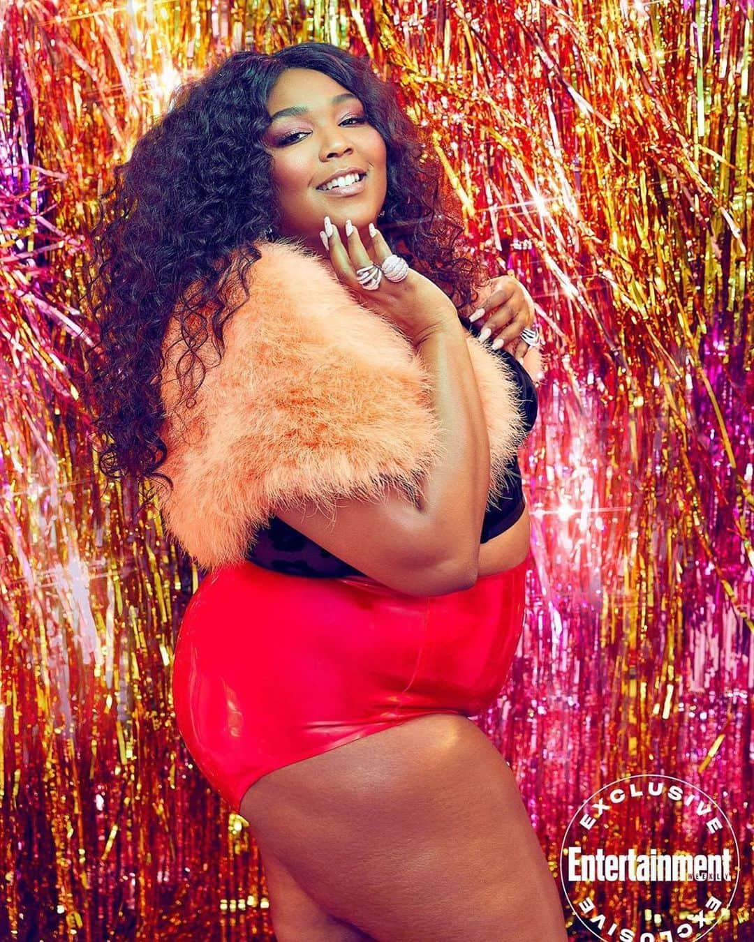 ワーナーミュージック・ジャパン洋楽さんのインスタグラム写真 - (ワーナーミュージック・ジャパン洋楽Instagram)「【Lizzo】 今大注目のリゾが「Entertainment Weekly」雑誌の表紙も飾り、TIME誌に続いて再び「Entertainer of the Year」に輝きました‼️⭐️ ✨ 彼女はこのようなメッセージを送りました： ✨ 「自分を愛することって決して自惚れてるわけじゃないわ。私は毎日自分に言い聞かせてるの、エモーショナルな鏡、スピリチュアルな鏡、そして現実を鏡を見つめる事をね。でも決して「私ってこのモデルや女優に似てるかしら？」なんて考えないわ。だって自分は自分だし、自分の基準に合わせて見つめないとダメだから。じゃあ去年みたいに、ジュースクレンズをして週に6回トレーナーとワークアウトしてたリゾと同じ？いいえ、それもノー。でも私は最高のバッドビッチ？イェス！」❤️ #lizzo #entertainmentweekly #cover #entertaineroftheyear #リゾ #表紙 #洋楽」12月12日 16時38分 - warnermusicjp_intl