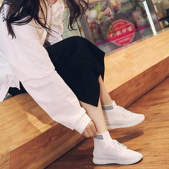 maison de LATIRのインスタグラム：「トレンドのソックススニーカーデザイン。 小物など多彩なアイテムでトータルコーディネートも楽しめます。 シンプルコーデもたちまち旬顔にアップデートしてくれ、スポーティ＆モードな雰囲気が漂うアイテム。 履き心地が良く、ちょっとしたお出掛けや軽い運動に最適です。 . お求めはコチラから▼▼ @maison_de_latir #maison_de_latir #https://shop-list.com/women/brand/maison-de-latir/」