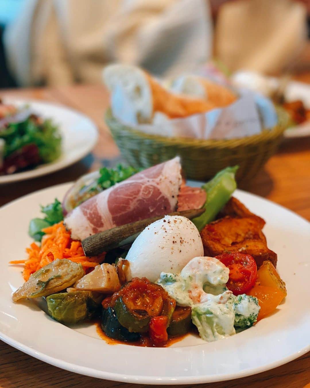 Risako Yamamotoさんのインスタグラム写真 - (Risako YamamotoInstagram)「何気に店内で食べるのは初めてだった🍽 さすが！わっきんrecommendのサラダランチは最高でした🥒🍅🍆🥑🥕🥦 ・ ・ #サラダランチ #大阪ランチ #deananddeluca #saladlunch」12月12日 16時45分 - risako_yamamoto