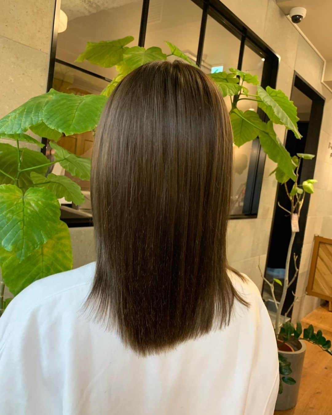 戸島花のインスタグラム：「昨日U-REALMginzaに行ってきたよ🐒 今回はついに全てお任せ！ 明るくても暗くても何でもいいです！もう私を好きにしてください！ってお願いしました笑🤔 でも流石の @sao69ri さん。私の好きな色嫌いな色をわかって下さってるので、これまた最高なカラーをつくり出してくれました🥺👏 見よ！２枚目の透明感を！！ トリートメントもしてもらってサラサラです👏ありがとうございました😊 #urealmginza #urealm #ginza #haircolor #treatment」