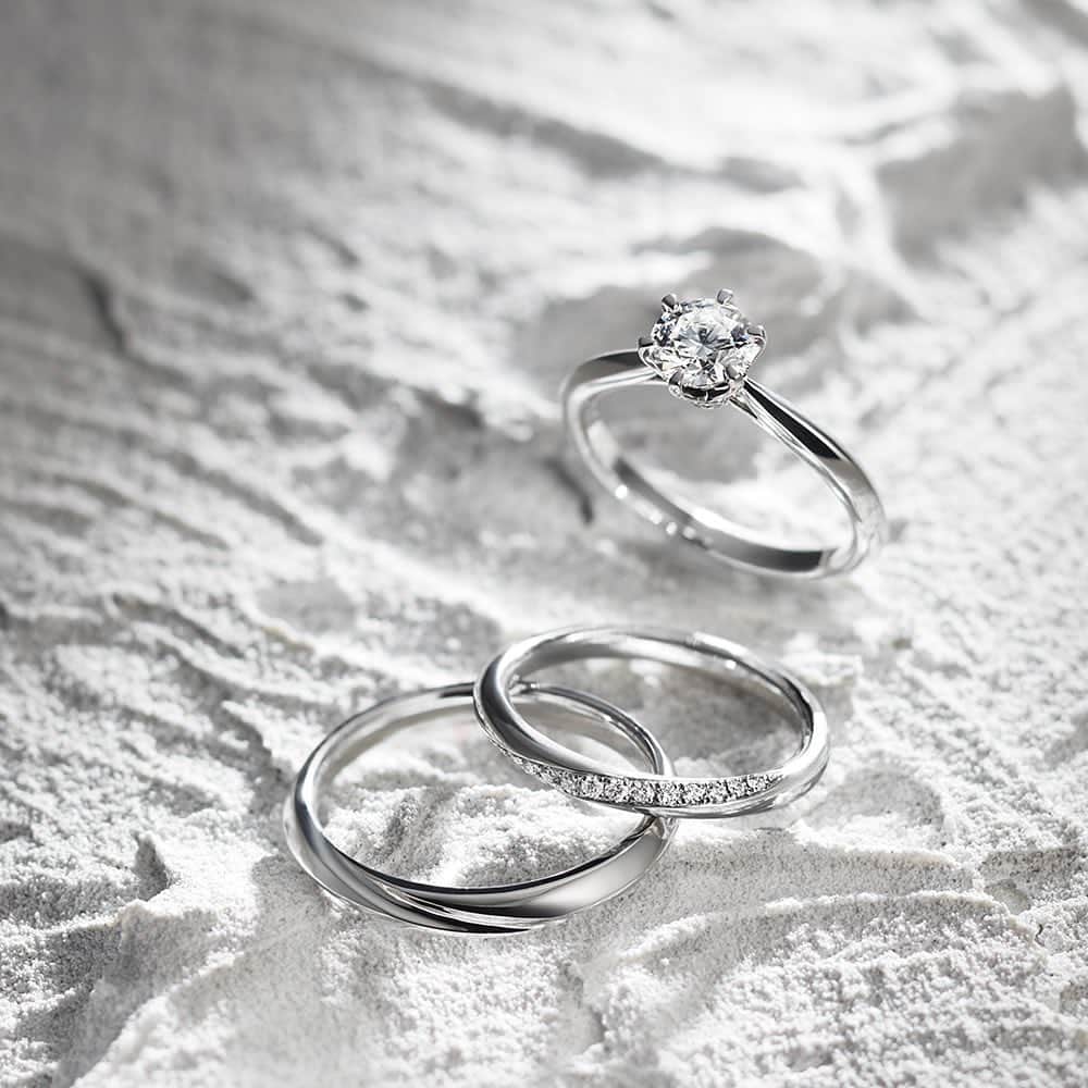 婚約・結婚指輪のI-PRIMO（アイプリモ）公式アカウントさんのインスタグラム写真 - (婚約・結婚指輪のI-PRIMO（アイプリモ）公式アカウントInstagram)「* 【あなたといると、強くなれる。胸に宿った決意と勇気を、凛と輝かせて。】 2020年エンゲージ・マリッジリングのイヤーモデル『ヘラクレス』。 そばにいるだけで、心に満ちる勇気。いつも強い気持ちをくれる大切な人へ、生涯ともに生きる決意を伝えたい。英雄たる輝きを放ち、凛々しく気品に満ちた佇まいのエンゲージリング。 2本を並べると浮かび上がるのは、おふたりの人生がひとつに重なっていくシルエット。それぞれ異なるデザインで強さとやさしさを表したマリッジリングが、支え合って未来へ向かう夫婦の物語に寄り添います。  婚約指輪：ヘラクレス 結婚指輪：ヘラクレス #アイプリモ_ヘラクレス * #iprimo #アイプリモ #婚約指輪 #結婚指輪 #ブライダルリング #エンゲージリング #マリッジリング #エタニティリング #プレ花嫁 #結婚準備 #婚約 #結婚 #令和婚 #2019冬婚 #2020春婚 #wedding #bridal #bridaljewelry #happywedding #rings #bridalring #marriagering #engagementring #diamond #日本中のプレ花嫁さんと繋がりたい #セットリング」12月12日 16時53分 - iprimo_official
