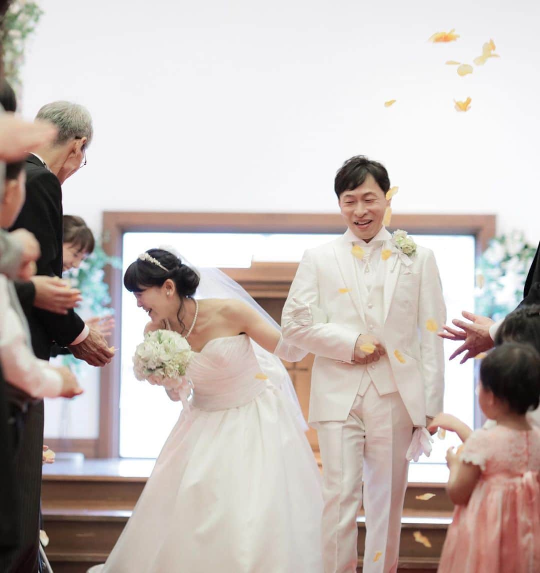 【公式】小さな結婚式さんのインスタグラム写真 - (【公式】小さな結婚式Instagram)「@petit.wedding をフォローしてね♩ #小さな結婚式 をつけてのお写真投稿も大歓迎です♡ こちらの公式IGでリグラムさせていただきます＊ .  ゲストに祝福されての退場シーン* 大切なゲストに囲まれての挙式は 幸せなひとときですよね＊ . >>#小さな結婚式小樽店 . ——————— #小さな結婚式  #petitwedding #前撮り #結婚式  #プレ花嫁 #卒花 #アットホーム #少人数 #家族婚 #少人数結婚式 #ウェディング #ウェディングドレス #wedding #bridal #weddingdress #花嫁 #結婚式準備 #式場探し #日本中のプレ花嫁さまと繋がりたい #結婚式の思い出に浸る会 #結婚準備 #小樽 #北海道花嫁 #チャペル挙式 #退場シーン #フラワーシャワー」12月12日 16時54分 - petit.wedding