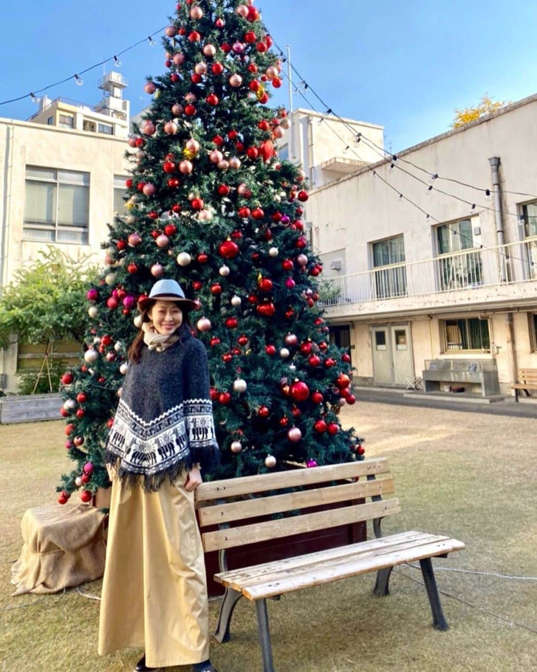 藤井美加子さんのインスタグラム写真 - (藤井美加子Instagram)「☆﻿ お昼の吉本東京本社のクリスマスツリー🎄✨﻿ ﻿ 連日お稽古に励んでおります。﻿ 生演奏ありの心温まるクリスマス公演を﻿お届けします🎵﻿ ﻿ 「俺たちはここにいる〜聖夜探偵物語〜」﻿ 神保町花月﻿ 2019年12月22日(日)～24日(火) ﻿ 12月22日(日) 14:00開演/18:00開演　﻿ 12月23日(月) 19:00開演　﻿ 12月24日(火) 19:00開演﻿ ﻿ ﻿ ﻿ #吉本東京本社#クリスマスツリー#神保町花月#クリスマス#僕たちはここにいる#舞台#三木美加子 ﻿ #acctress#fashion#fashionstyle#hat#christmas#christmastree#tokyo」12月12日 16時56分 - mikako_miki