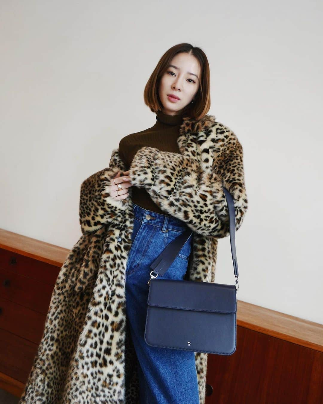 アイリーン・キムさんのインスタグラム写真 - (アイリーン・キムInstagram)「Navy and leopard make the best combo💙 #HOZE #호재조앤백 #ad」12月12日 16時58分 - ireneisgood