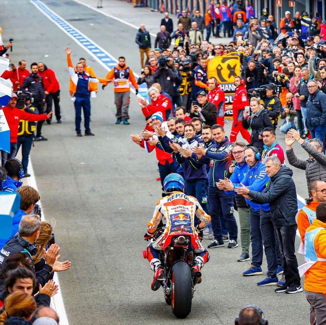 ホルヘ・ロレンソさんのインスタグラム写真 - (ホルヘ・ロレンソInstagram)「#ThrowbackThursday It's been almost a month since my last race. What a day full of emotions.🥺😢 ————————————————————————-#whataday #emotions #lastweekend #feelingloved #feelingblessed #emociones #motogp #prefectday @hrc_motogp」12月12日 17時04分 - jorgelorenzo99