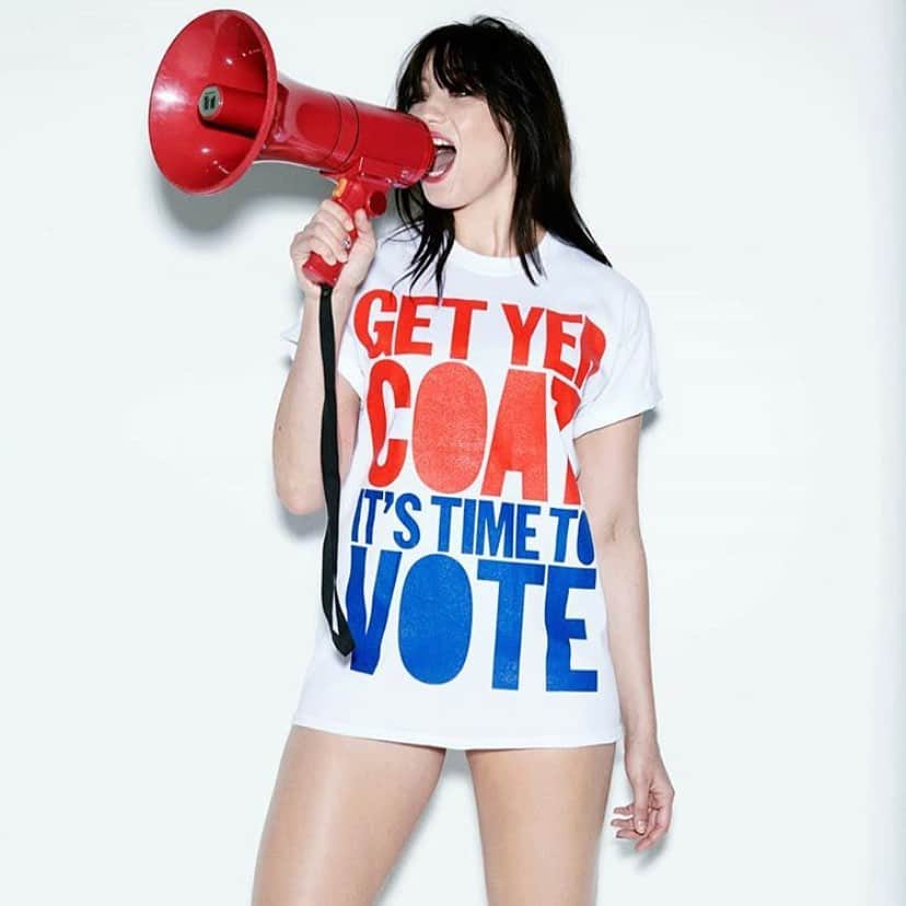 デイジー・ロウさんのインスタグラム写真 - (デイジー・ロウInstagram)「GET YOUR COAT ITS TIME TO VOTE!! T-shirt by the great @henryholland @houseofholland 📸 @jollyvision for @theststyle ♥️ #vote」12月12日 17時14分 - daisylowe