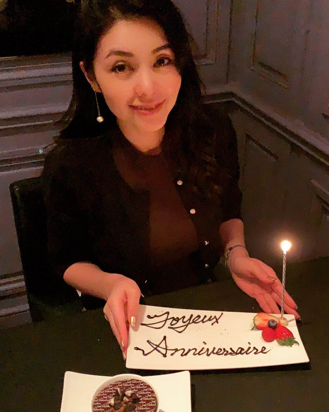 のインスタグラム：「本日12月12日で37歳のお誕生日を迎えました🎂💕 沢山の方から誕生日お祝いメッセージを頂きとても有難く、幸せです💓  アラフォーに突入してしまいましたが、 これからも楽しく元気に過ごしたいと思います🍀💕 こんな私ではありますが、 これからもどうか宜しくお願い致します❣️ メッセージ直ぐに返せなくてごめんなさい🙇‍♀️ ゆっくりではありますが、 順にお返事させて頂きます💓  Happy Birthday to me💋  #birthday #mybirthday #アラフォー　#アラフォー女子　#joelrobuchon」