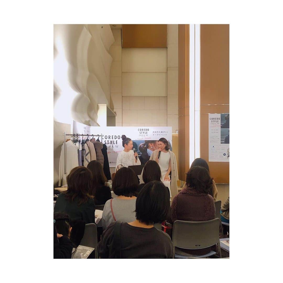 吉村民さんのインスタグラム写真 - (吉村民Instagram)「先日はコレド日本橋で開催された 👗COREDO STYLE 2019 WINTER  by KumikoObinata 👗 大日方久美子さん(@kumi511976 )のトークショーの司会をさせていただきました🧡  本当に優しくて美しい久美さんとのお仕事は 私のご褒美仕事♬  いつも司会する私が、 久美さんのお話を聞きたくて仕方がない😂  コレド日本橋では 久美さんがオススメする秋冬コーディネートが展開されているので、 今回は、ファッションについて、色々とお聞きしました。 ・ ・  いつも愛に溢れる久美さんのスタイリングは、 ファッションと言えども、やっぱり愛に溢れている話に繋がるのが不思議。 (久美さんが飼われてる4匹のわんちゃんたち @life.through.dogs ) ・ ・  ファッションといっても、 やっぱり、人間性って出てくるんだなーと思いました。 ・  流行を意識しながらも ちゃんとパーソナルをみながら、 スタイリングを考えてくれるのが久美さん流。 ・  これが流行ってる！と、一言で片付けるのではなくて、 今、自分のクローゼットにある服は何か？ その人に合う感じはどんなか？って ちゃんと考えながらお話してくださるところが、  久美さんらしくて素敵でした。 ・  抽選で当選された1名さまには、3万円分のコレド日本橋のショッピングチケットと、久美さんとお買い物という特典があり、 そのお買い物中に覗きにいったのですが、 優しく的確なスタイリングアドバイスが、納得の連続でした‼️ ・  私自身、ずーっと好きだった洋服の雰囲気を、 旦那さまに似合わないと言われ😭😂 実は迷走中💦 今更ながら、久美さんのお話を聞きつつ、、、 久美さんの出されてる本を読みながら 勉強し直してます😂💦 まずは、自分がどんな服を持っているかを把握するところから始めないと💦 ・ ・  コレド日本橋に行くと、 久美さんオススメのコーディネートが見られると思う ので、是非、チェックしてみてください🧡 ・ ・ #コレド日本橋  #パーソナルスタイリスト  #大日方久美子 さん #ファッション  #トークショー」12月12日 17時12分 - yoshimuratami