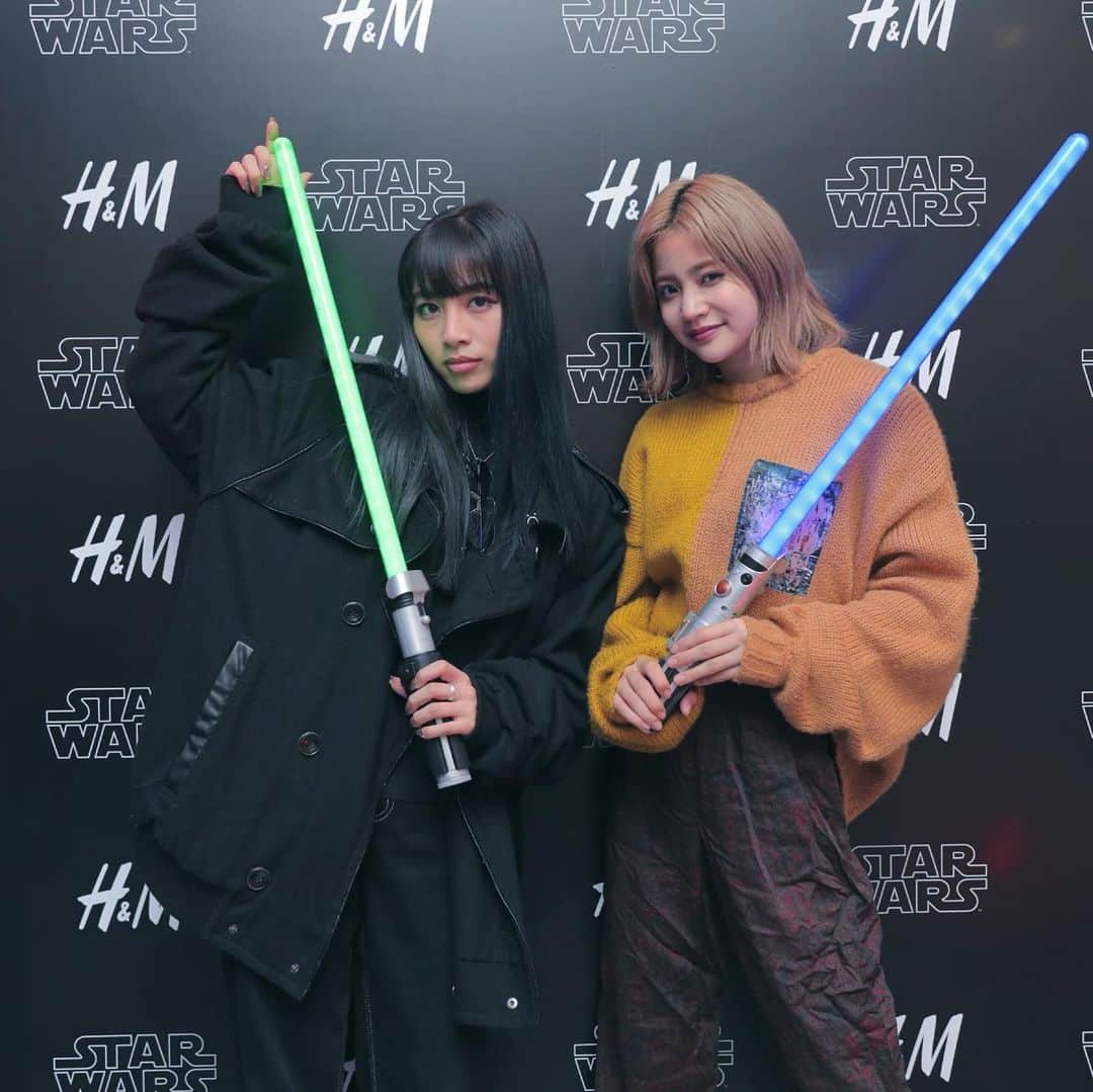 honoka のインスタグラム：「昨日はひびきに誘ってもらって﻿ #HM×StarWars に行ってきました❤️﻿ 自分でボディー選んで﻿ VRでデザインしてオリジナルの﻿ パーカーも作らしてもらいました😆﻿ なんて豪華〜✨﻿ めっちゃ楽しかったー！！﻿ ひびきがVRでデザインしてるところが﻿おもろすぎた。笑笑﻿  ありがとうひびたん🥺」