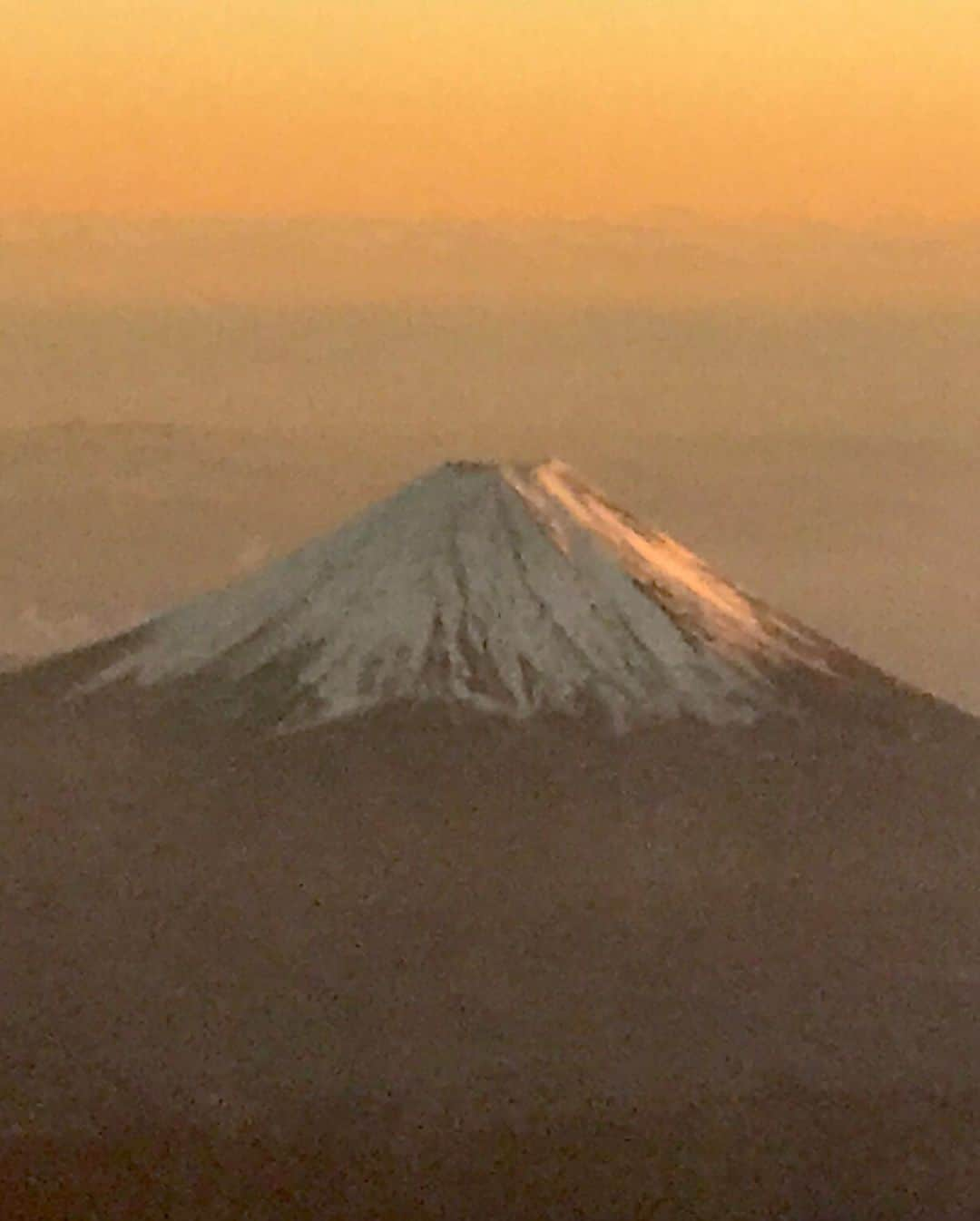 伊藤聡子さんのインスタグラム写真 - (伊藤聡子Instagram)「衣装がだんだんクリスマスっぽくなってきました🎄 アップはグリーンのワンピース😊 ひるおびはパーティ風のサテン×花柄のワンピース😊 先ほど、日の入り前の幻想的な富士さまに会えました✈️ #メーテレアップ#ひるおび#伊藤聡子#夕方の富士山」12月12日 17時26分 - satokoito73