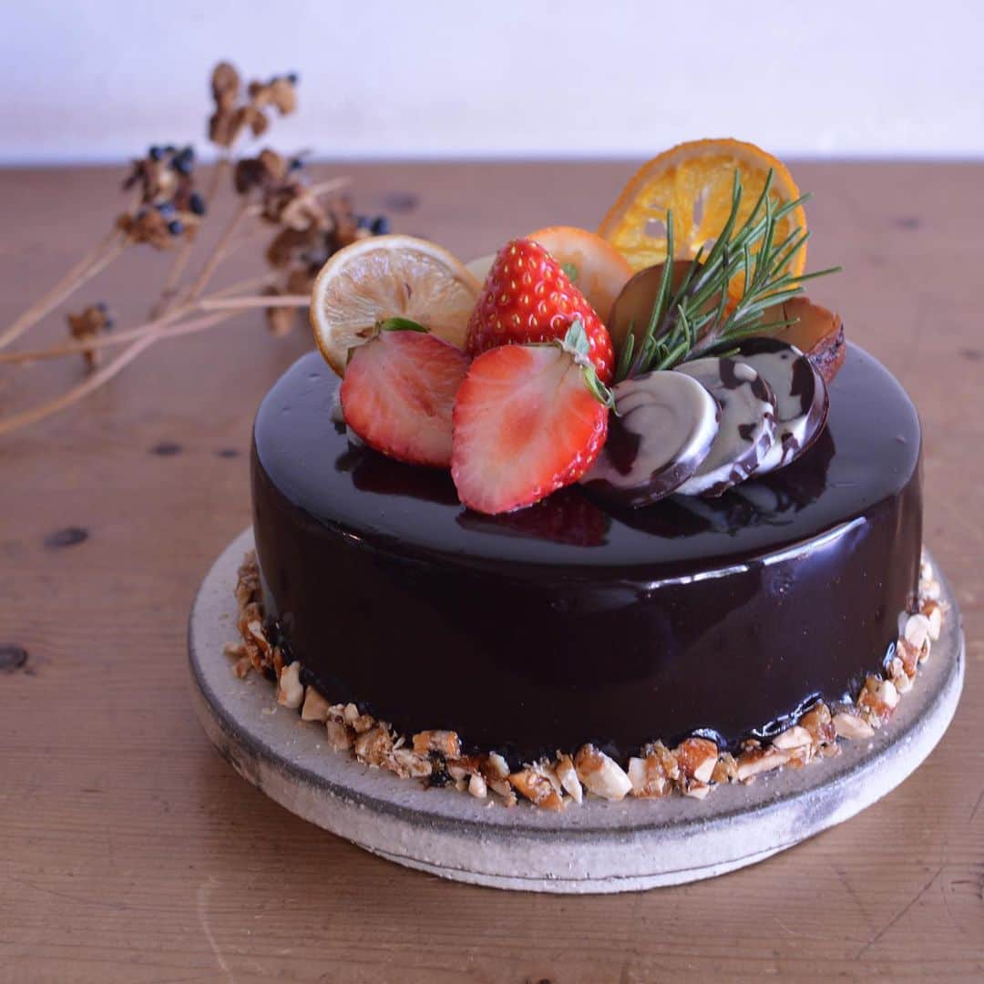 のインスタグラム：「【手紙舎のクリスマスケーキ2019】 ひんやり澄んだ空気に煌めくあたたかい光、不思議と気持ちもわくわくしてしまうこの季節がやってきましたね。カフェでは、クリスマスが特別なあたたかい思い出になるように心を込めて、スペシャルなケーキをお作りいたします。お電話にてご予約お待ちしております。 . 手紙舎つつじヶ丘本店 「栗とショコラのムースケーキ」  濃厚なチョコレートと栗を贅沢に使ったムースケーキ。中には洋酒の香る栗のムースと、香り高い柚子が入っています。ムースケーキの外側を覆うのはショコラのグラサージュ。上には洋梨のコンポート、いちご、きんかん、栗の渋皮煮、自家製の柑橘チップスを華やかにトッピングしました。 サイズ:15cmホール（5～6人分） 価格:4000円（税別） .  菜花 「姫りんごのチーズタルト」 ※菜花のクリスマスケーキは規定数に達しましたので、受付を終了させていただきます  ホワイトチョコを使用したミルキーでコクのあるチーズケーキと酸味のある紅玉のコンポートをサクサクのタルトと一緒に焼き上げました。シナモンをほどよく効かせた生クリームが、紅玉をさらに風味豊かな味わいに。白ワイン香る姫りんごのコンポートも合わせてお楽しみください。  サイズ:14cmホール（2～3人分） 価格:2800円（税別） . 予約方法: ①【栗とショコラのムースケーキ】 手紙舎つつじヶ丘本店 042-444-5331  ②【姫りんごのチーズタルト】 菜花 042-444-0660  上記店舗へお電話にて、 ・お名前 ・ご連絡先 ・受取日時 をお知らせください。 . 予約期間:12/4（水）～18（水）  予約期間内であっても、規定数に達し次第予約を終了させていただきますので、お早めにご予約ください。内容は一部変更になる場合がございます。  受取日時:12/21（土）～25（水）11時～18時 受取場所:お電話された各店舗まで 【営業時間】11:00～18:00 【定休日】毎週月・火曜日（12/23（月）と12/24（火）は営業いたします） ※ご予約後のキャンセルはご遠慮ください . 2019.12.12 . #手紙社#手紙舎#tegamisha#手紙舎つつじヶ丘本店#菜花#クリスマスケーキ」