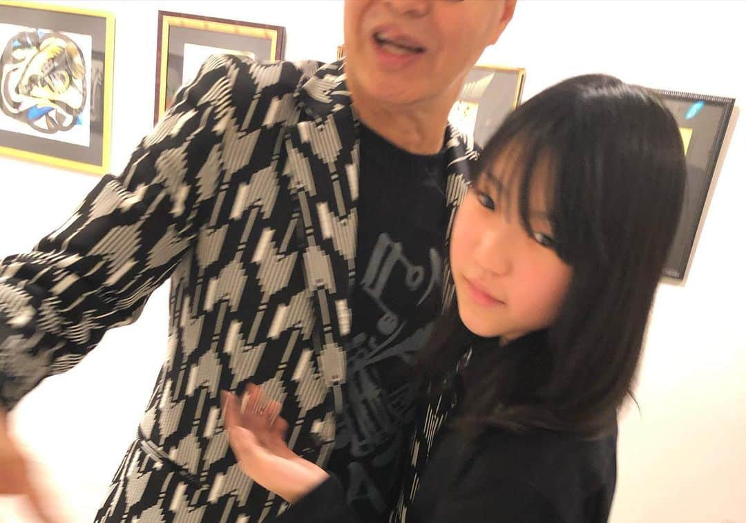 日野賢二さんのインスタグラム写真 - (日野賢二Instagram)「Pop’s Art Show @ Ginza Mitsukoshi Gallery 7th Floor ! Here with My Daughter Yua and her Grandpa Collaboration Art !! 日野皓正展覧会@銀座三越。さっき急に孫子(僕の娘)と絵のコラボタイム^_^！」12月12日 17時31分 - jinobass