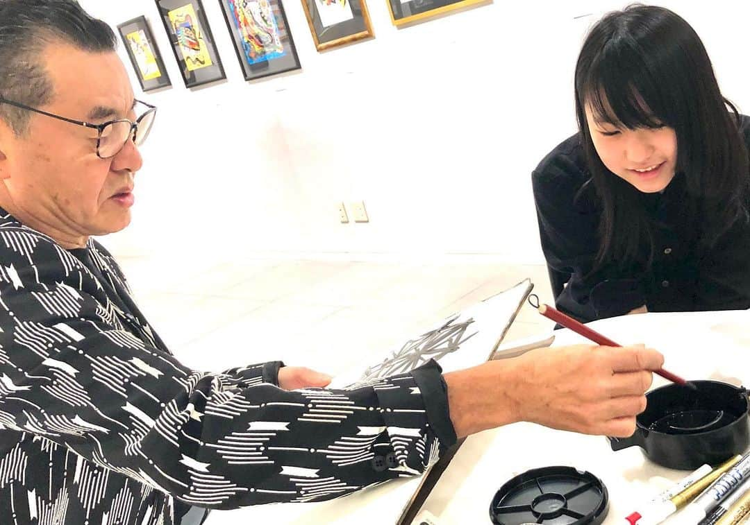 日野賢二さんのインスタグラム写真 - (日野賢二Instagram)「Pop’s Art Show @ Ginza Mitsukoshi Gallery 7th Floor ! Here with My Daughter Yua and her Grandpa Collaboration Art !! 日野皓正展覧会@銀座三越。さっき急に孫子(僕の娘)と絵のコラボタイム^_^！」12月12日 17時31分 - jinobass