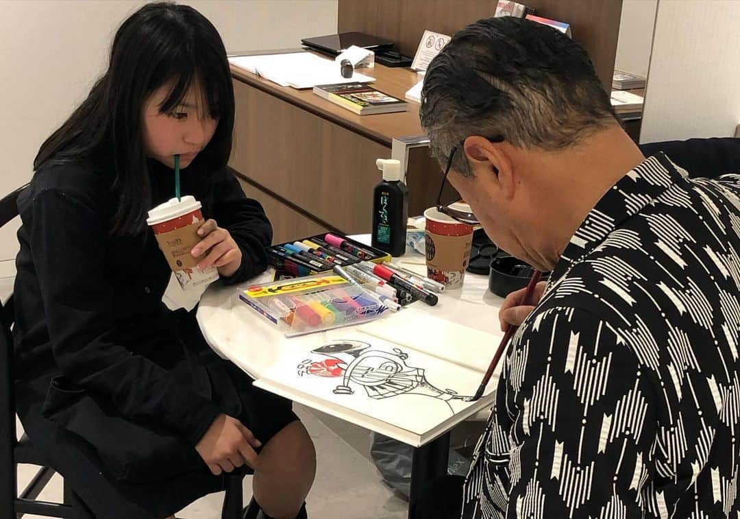 日野賢二さんのインスタグラム写真 - (日野賢二Instagram)「Pop’s Art Show @ Ginza Mitsukoshi Gallery 7th Floor ! Here with My Daughter Yua and her Grandpa Collaboration Art !! 日野皓正展覧会@銀座三越。さっき急に孫子(僕の娘)と絵のコラボタイム^_^！」12月12日 17時31分 - jinobass