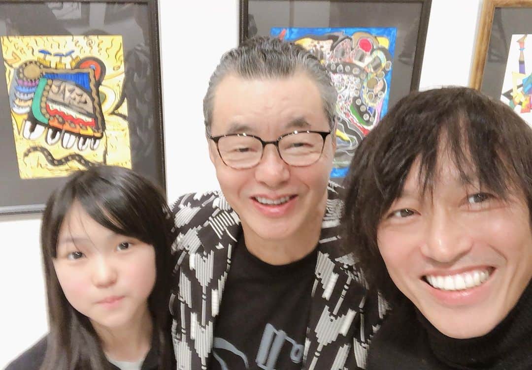 日野賢二のインスタグラム：「Pop’s Art Show @ Ginza Mitsukoshi Gallery 7th Floor ! Here with My Daughter Yua and her Grandpa Collaboration Art !! 日野皓正展覧会@銀座三越。さっき急に孫子(僕の娘)と絵のコラボタイム^_^！」