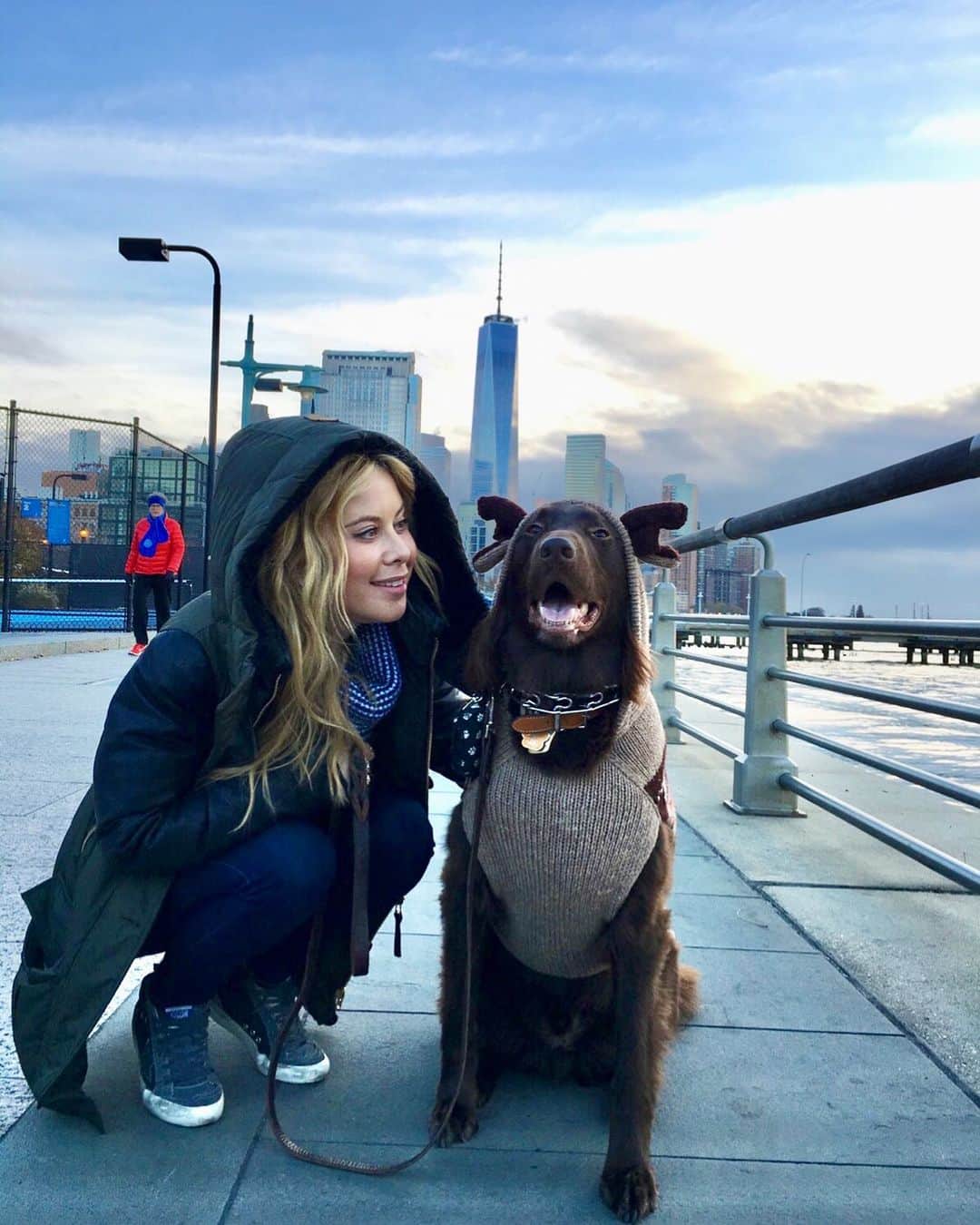 のインスタグラム：「Just pretending it’s a brisk FALL day with this 80 degree weather in LA! (Also I feel like seeing Dublin as a reindeer will add cheer to everyone’s Monday) #dogmom #laweather #holidayseason」