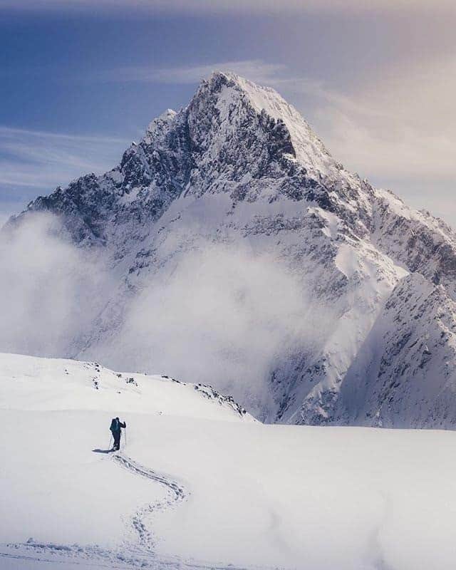 ドイターさんのインスタグラム写真 - (ドイターInstagram)「"Sometimes you just have to admire the view." 🏔 Unbelievably beautiful scenery 😍 We could stand there for hours! (Location: Les Deux Alpes, France) - Thanks 📸  @phillipgow for sharing your #deutermoment. 🏔❤️ Please tag #yesdeuter to be featured. - #deuter #deuterbackpack #hikingmountains #mountainescape #mountaineer #mountainviews #alpinism #winterhike」11月19日 1時00分 - deuter