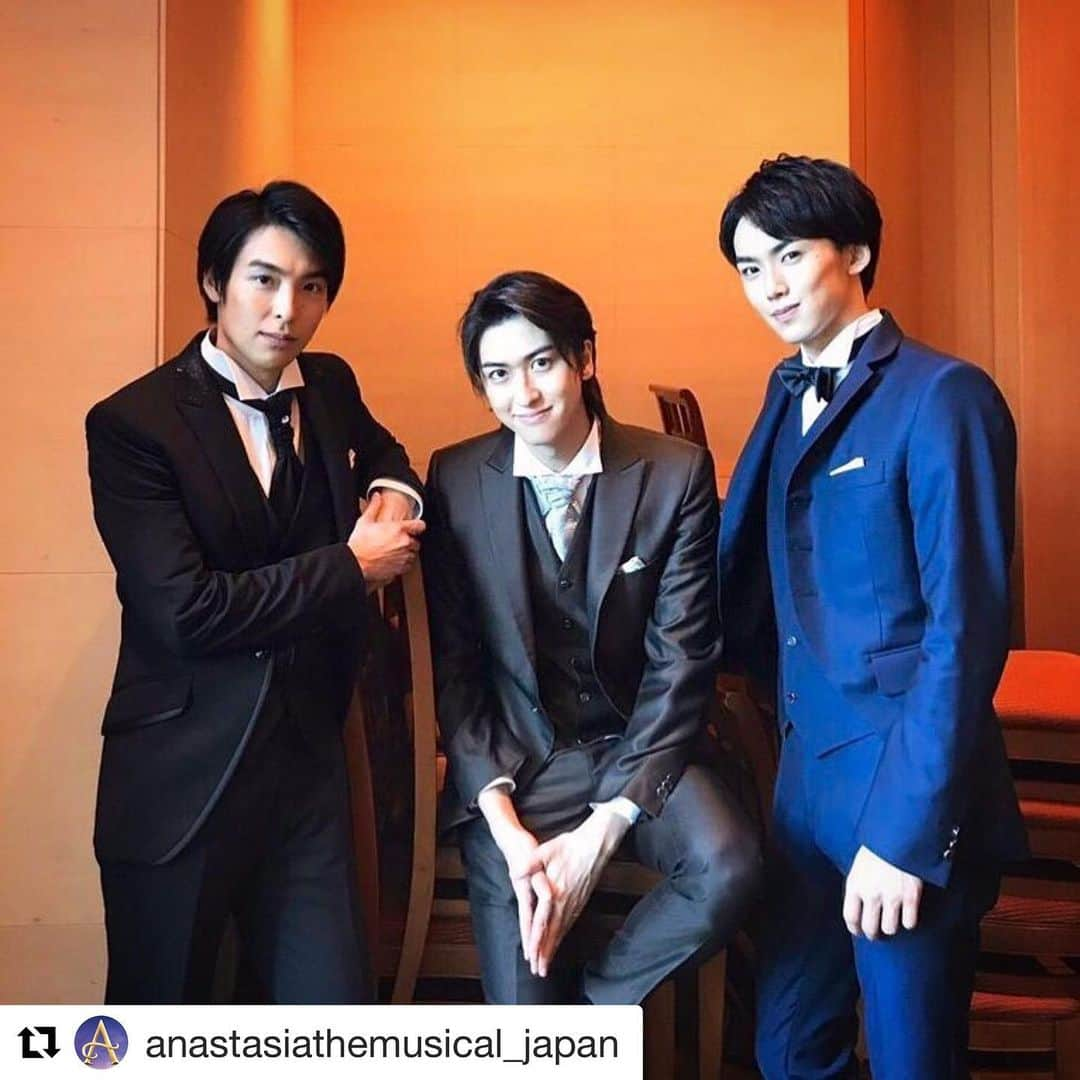 NOVARESE Dress Officialさんのインスタグラム写真 - (NOVARESE Dress OfficialInstagram)「#ミュージカル #アナスタシア に出演される #海宝直人 さん #相葉裕樹 さん #内海啓貴 さんが着る #タキシード  2020年3月開幕です  #Repost @anastasiathemusical_japan with @get_repost ・・・ ディミトリ役 #海宝直人 さん #相葉裕樹 さん #内海啓貴 さんのスリーショットです🤗💕 御三方の取材も行いました‼️ 楽しみにしていてくださいね🕺🎶 こちらの素敵なお衣裳は #ノバレーゼ さんにご協力いただきました❣️ #novaresewedding #アナスタシア #ミュージカル #anastasiathemusical  @novaresewedding」11月19日 1時01分 - novaresewedding