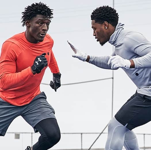 Under Armourさんのインスタグラム写真 - (Under ArmourInstagram)「We took @darnellsavage__ and @rilo_12 to Alaska to get ready for their first season in cold climates. Our #UARUSH ColdGear helped them eliminate the elements + 🔒-in on performance. 👀 our story to see the groundbreaking baselayer in action. Tap to shop.」11月19日 1時03分 - underarmour