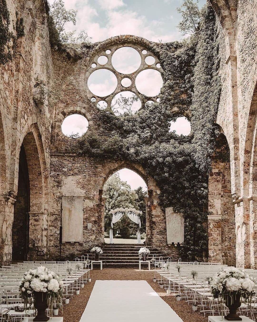 MT DOMAINEさんのインスタグラム写真 - (MT DOMAINEInstagram)「This wedding venue (@abbaye_vaux_de_cernay) truly takes our breath away. We love how rustic and majestic the architecture is. Would you want to get married here? ✨📸: @laurene_and_the_wolf 💐: @latelierfloraldechevreuse」11月19日 1時06分 - mydomaine